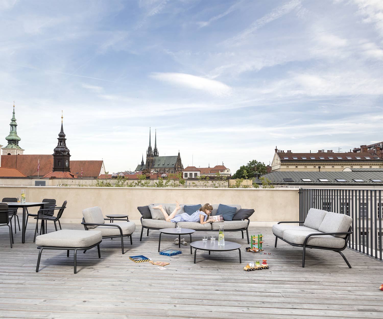 Todus Collection Starling avec pouf, canapé de jardin 2 places, fauteuil lounge et 3 places sur une terrasse de toit Todus Collection Starling avec pouf, canapé de jardin 2 places, fauteuil lounge et 3 places sur une terrasse de toit