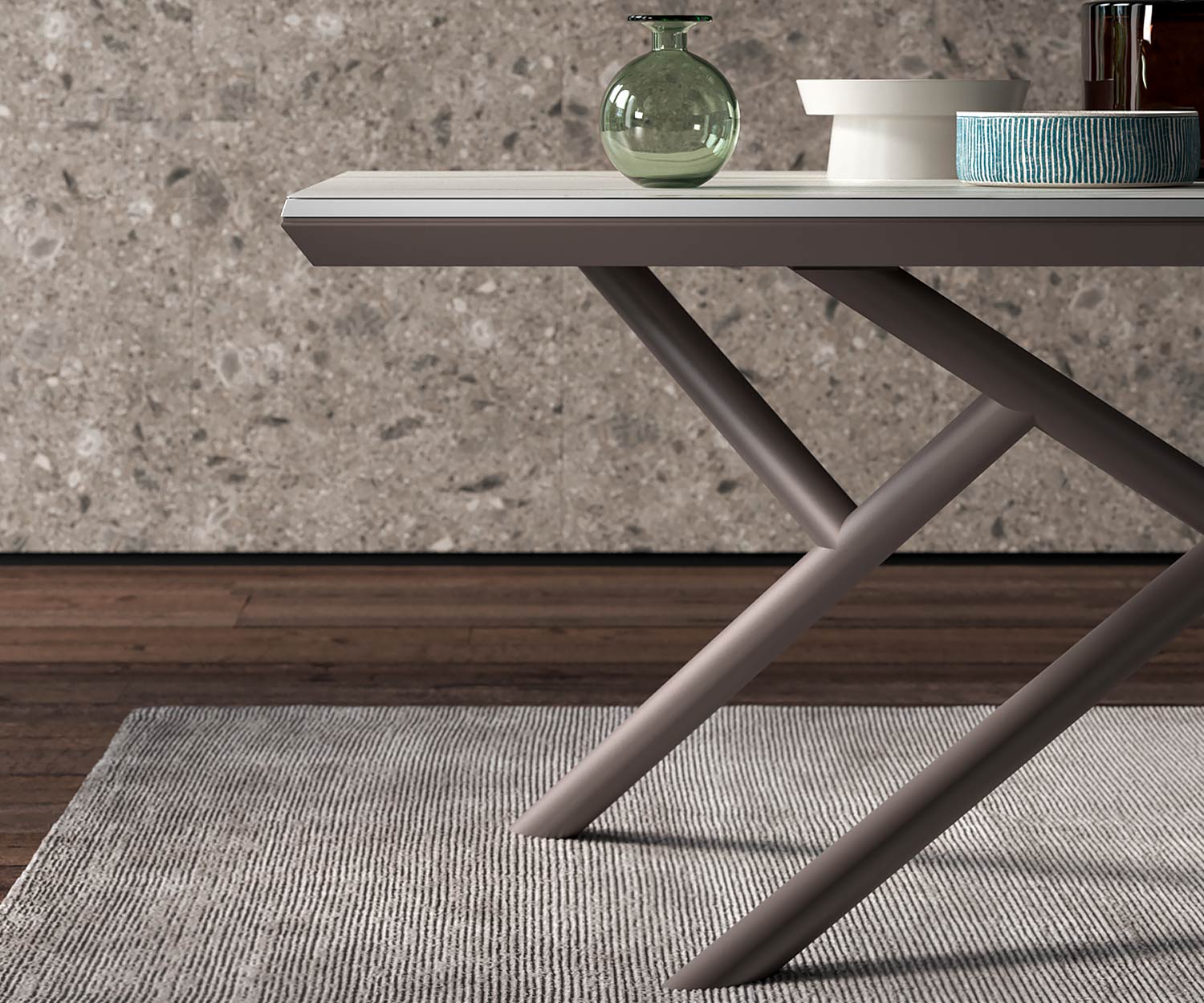 Table de salle à manger design Détail des pieds avec vaisselle sur le plateau de table Structure en bronze mat