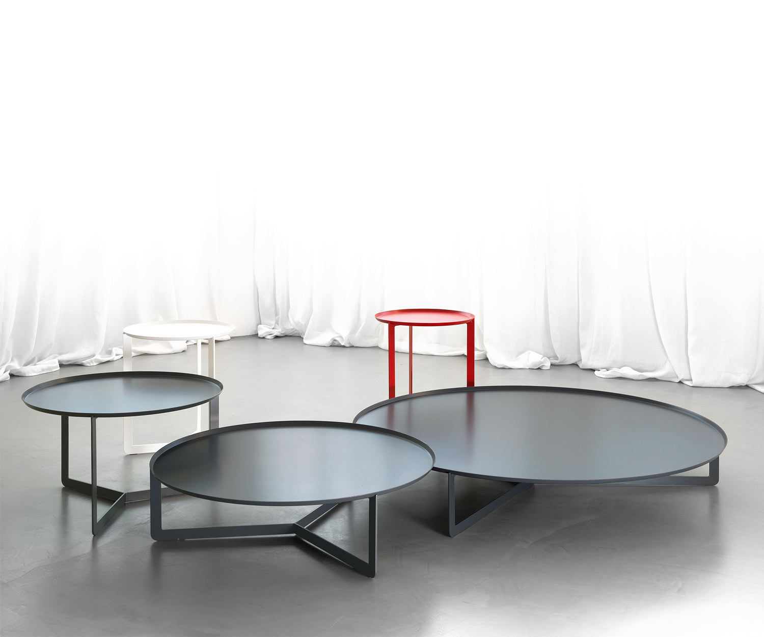 MEME Design Round Collection de tables d'appoint en divers coloris MEME Design Round Collection de tables d'appoint en divers coloris