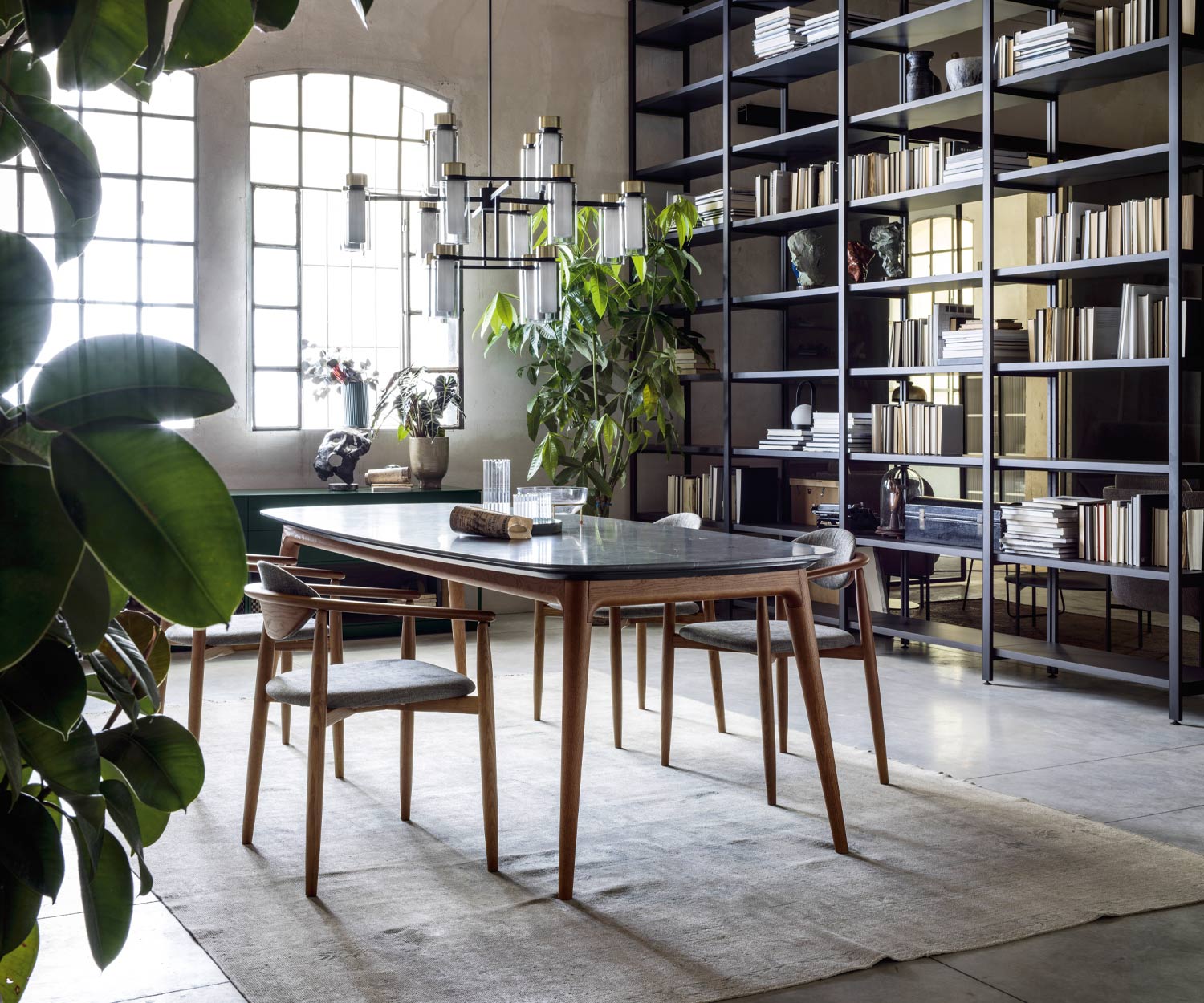 Table en marbre blanc Hanami de Novamobili avec piètement en noyer Table en marbre blanc Hanami de Novamobili avec piètement en noyer
