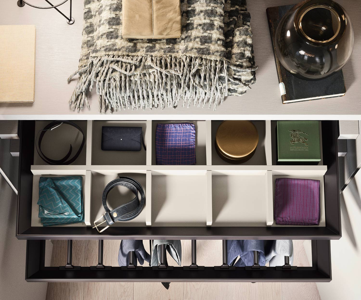 Compartiment à cravates Armadi de Novamobili pour les accessoires des armoires à portes battantes Compartiment à cravates Armadi de Novamobili pour les accessoires des armoires à portes battantes
