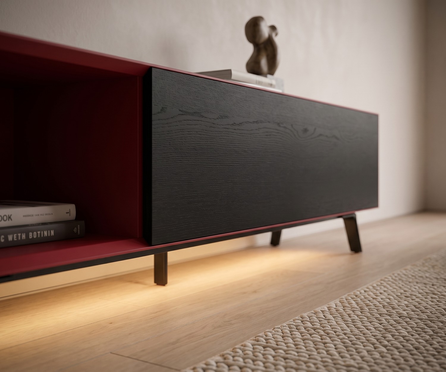 Meuble TV Lowboard Livitalia Minimal avec éclairage LED, niche ouverte rouge et façade en chêne noir pour salon.