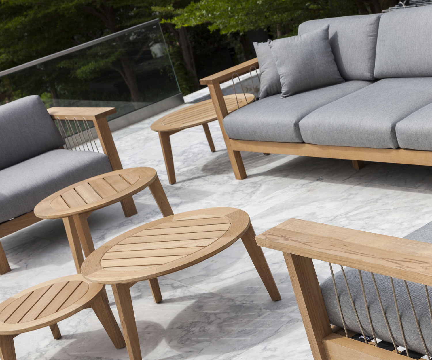Oasiq Attol Teak Table d'appoint en groupe au milieu des canapés de jardin Oasiq Attol Teak Table d'appoint en groupe au milieu des canapés de jardin