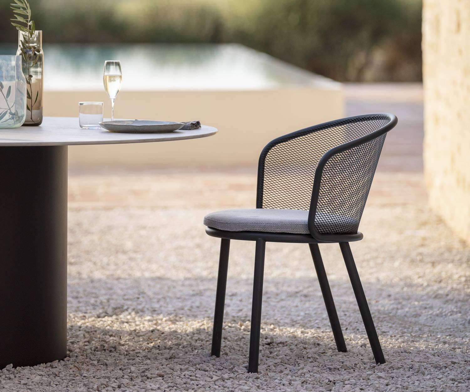 Moderne Todus Baza Chaise de balcon design avec structure anthracite et revêtement en tissu gris Moderne Todus Baza Chaise de balcon design avec structure anthracite et revêtement en tissu gris