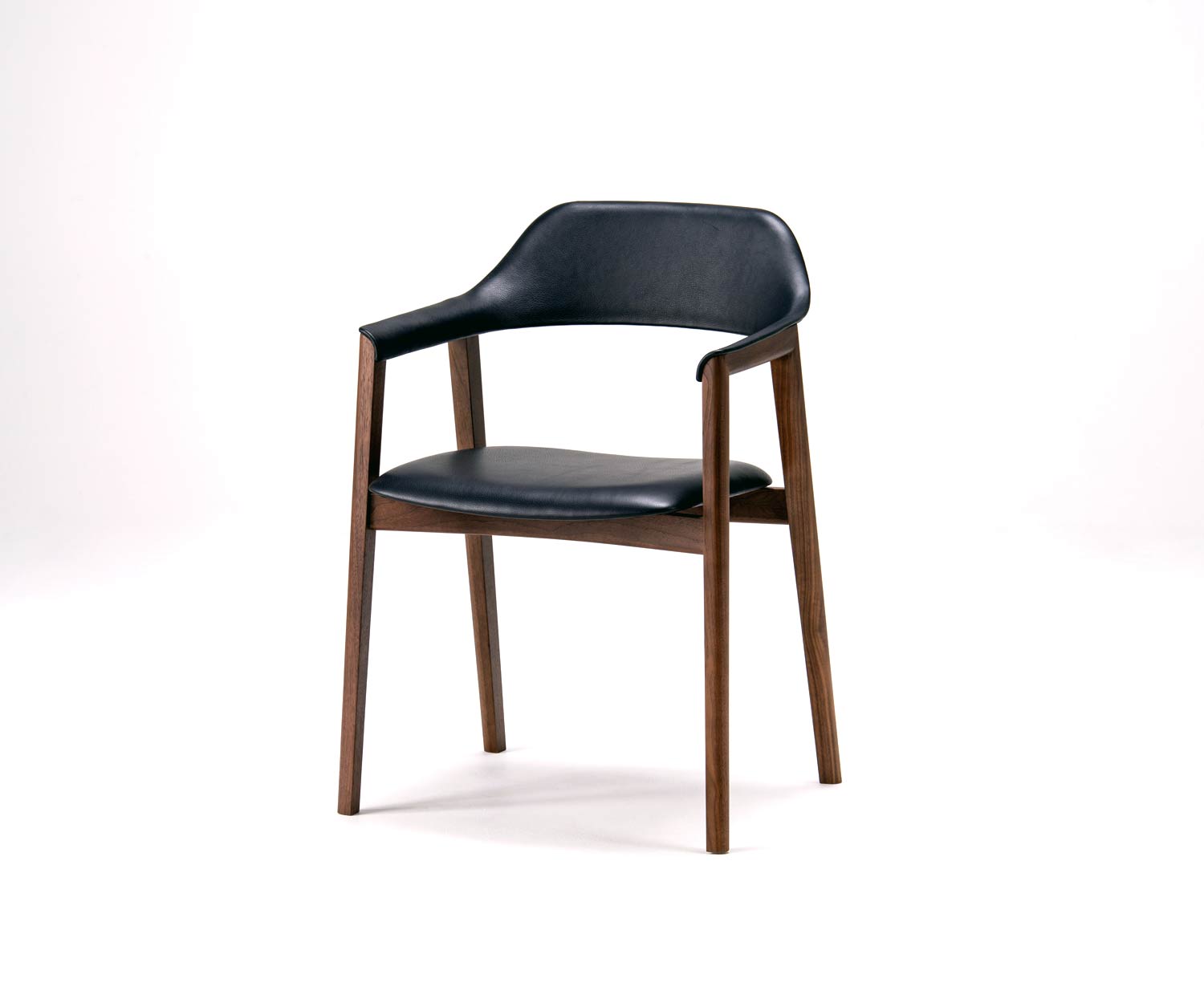 Chaise exclusive Conde House Ten avec accoudoirs rembourrés et assise en cuir Chaise exclusive Conde House Ten avec accoudoirs rembourrés et assise en cuir