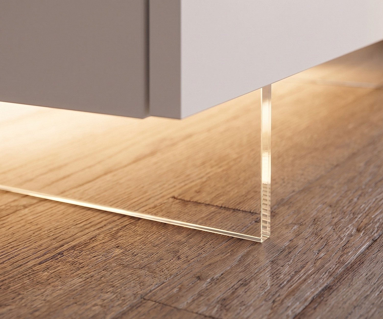 Socle TV transparent Livitalia pour meuble bas Socle TV transparent de Livitalia pour meuble bas suspendu avec éclairage LED sur parquet dans le salon.