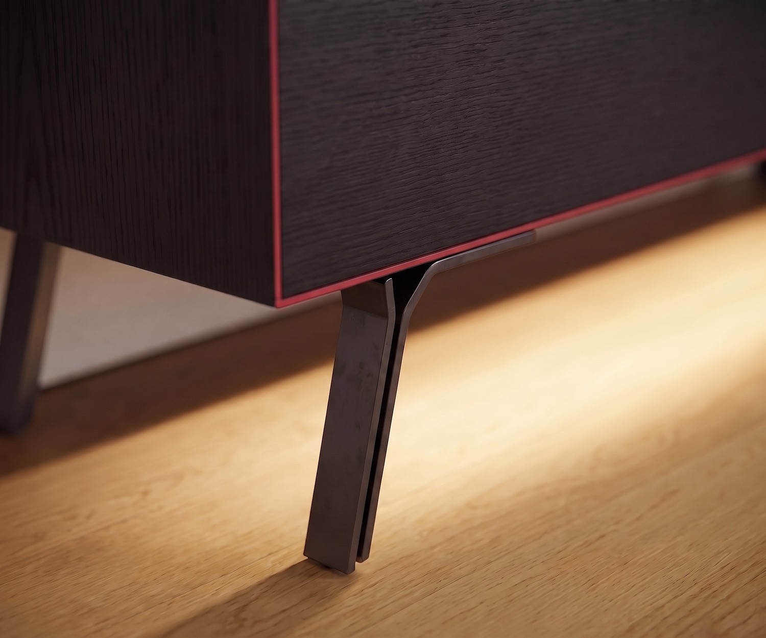 Lowboard Minimal Livitalia – Pieds métalliques Meuble TV Lowboard Minimal Livitalia en chêne foncé avec pieds fins métalliques anthracite et éclairage LED intégré.