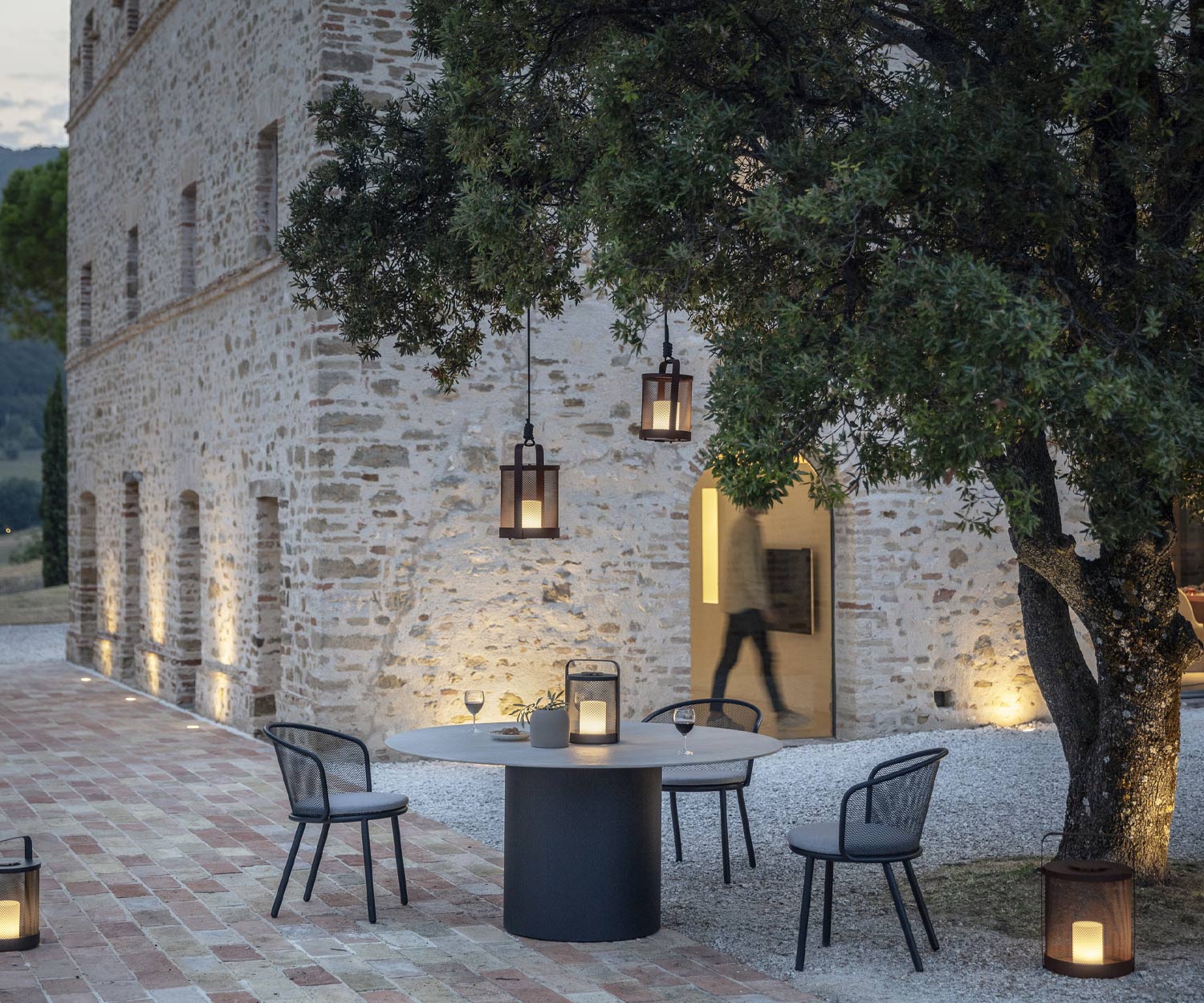 Chaise confortable Baza de Todus le soir avec éclairage devant le bâtiment Chaise confortable Baza de Todus le soir avec éclairage devant le bâtiment