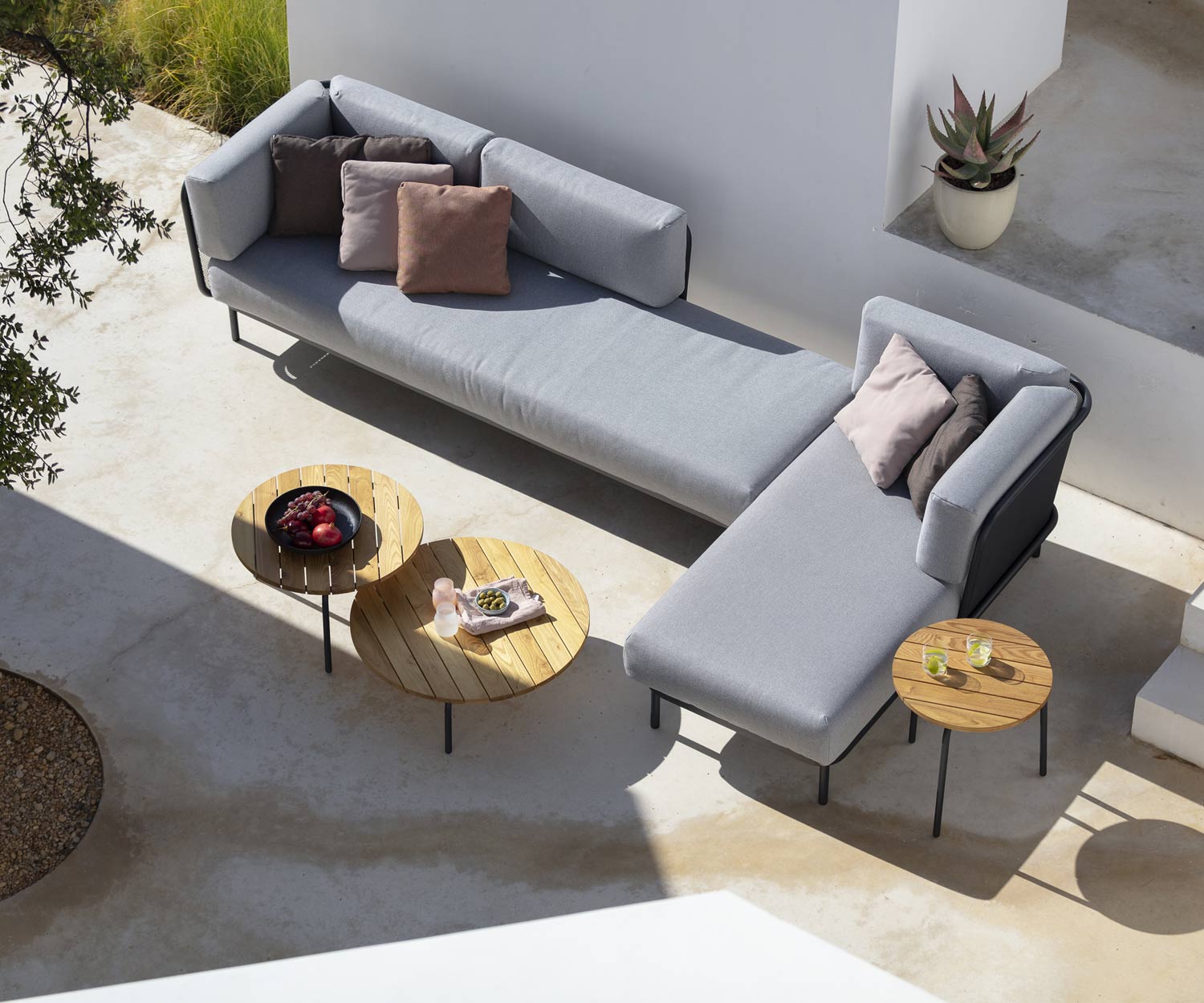 Table d'appoint Starling Design de haute qualité sur la terrasse avec le canapé de jardin Baza Table d'appoint Starling Design de haute qualité sur la terrasse avec le canapé de jardin Baza