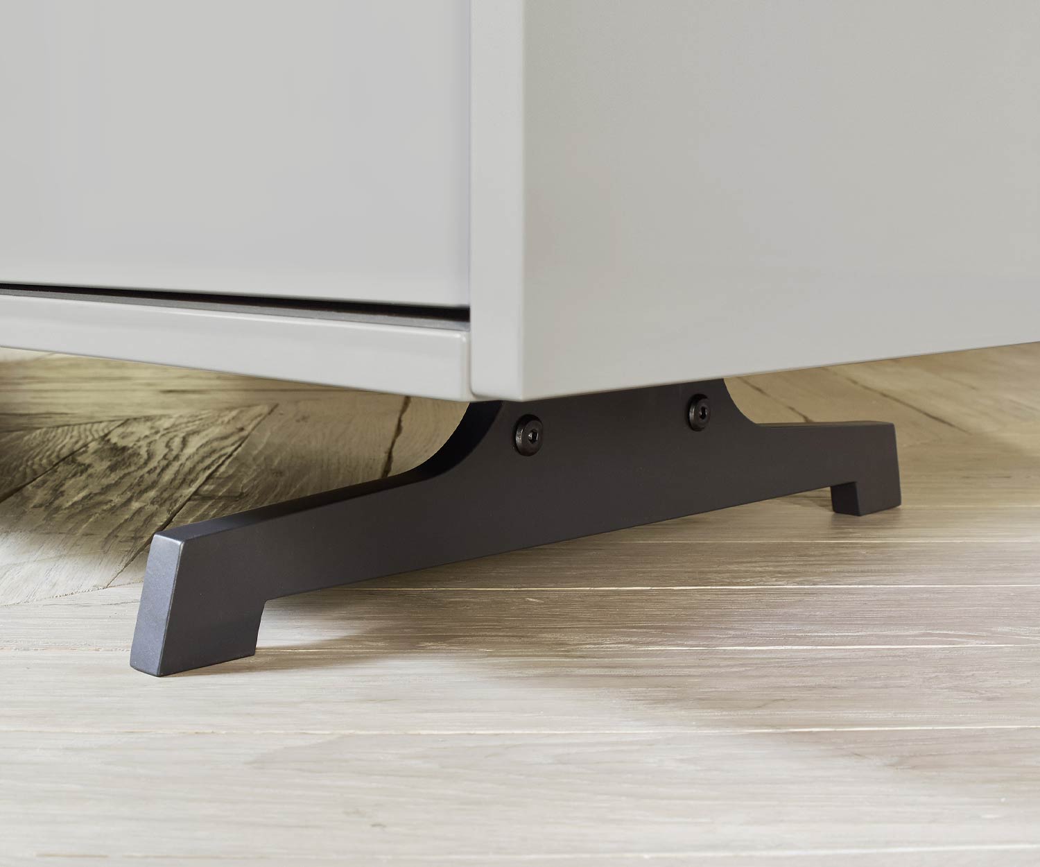 Sideboard design blanc Vela de Livitalia Détail des pieds brunis Sideboard design blanc Vela de Livitalia Détail des pieds brunis