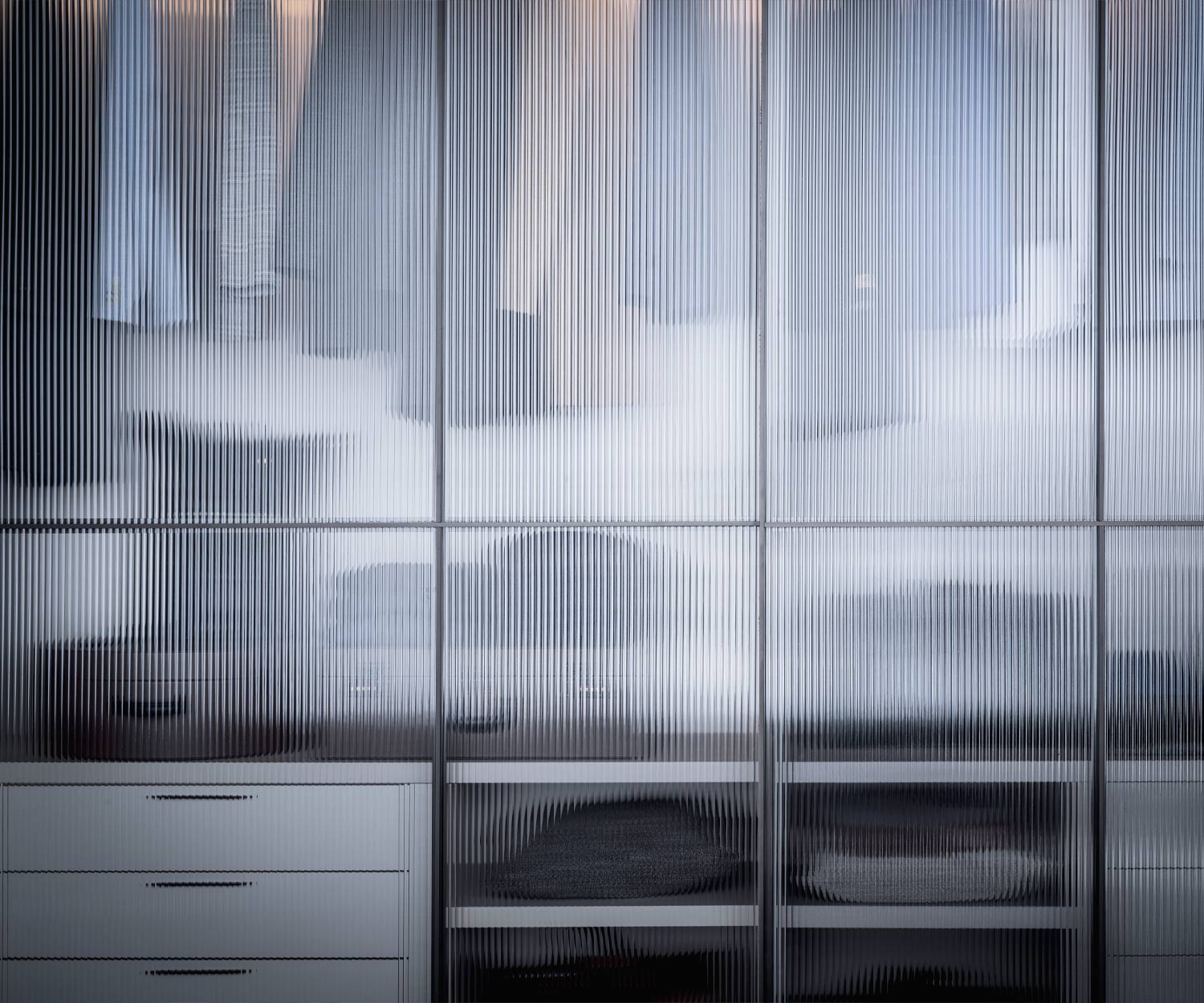 Détail des portes coulissantes en verre de l'armoire design Layer Détail des portes coulissantes en verre de l'armoire design Layer