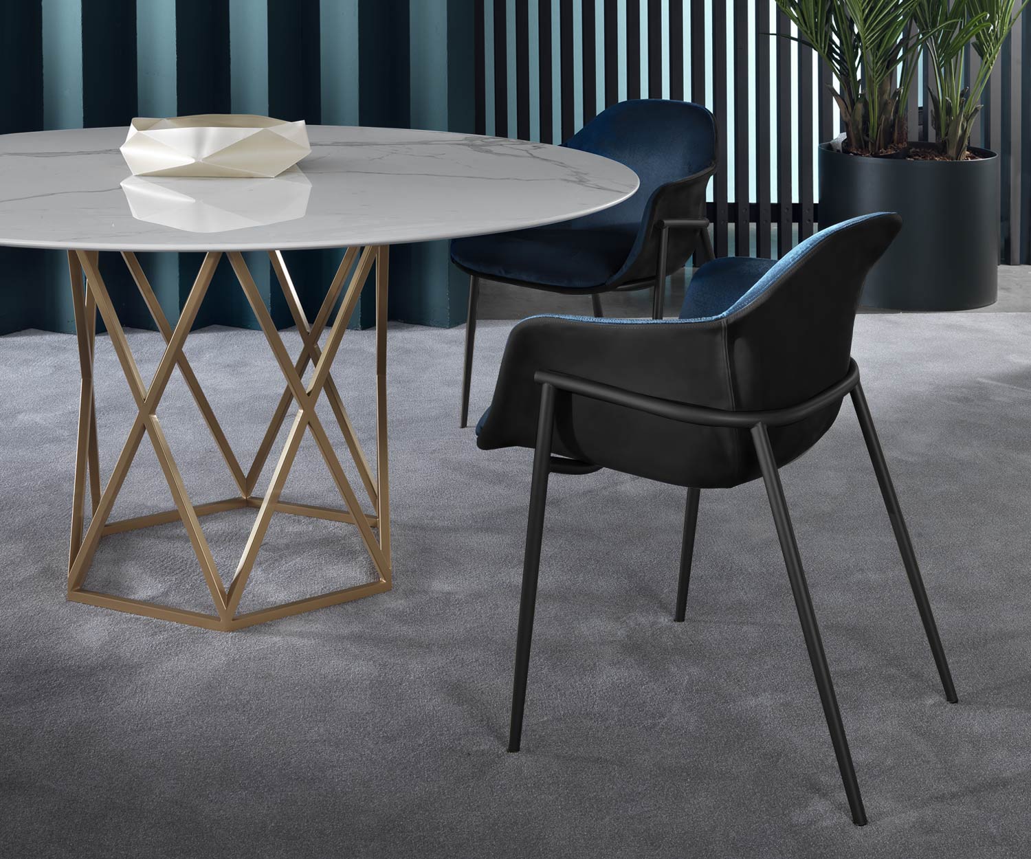 Détail du dossier et du piètement de la chaise de conférence Chia Marelli  Détail du dossier et du piètement de la chaise de conférence Chia Marelli