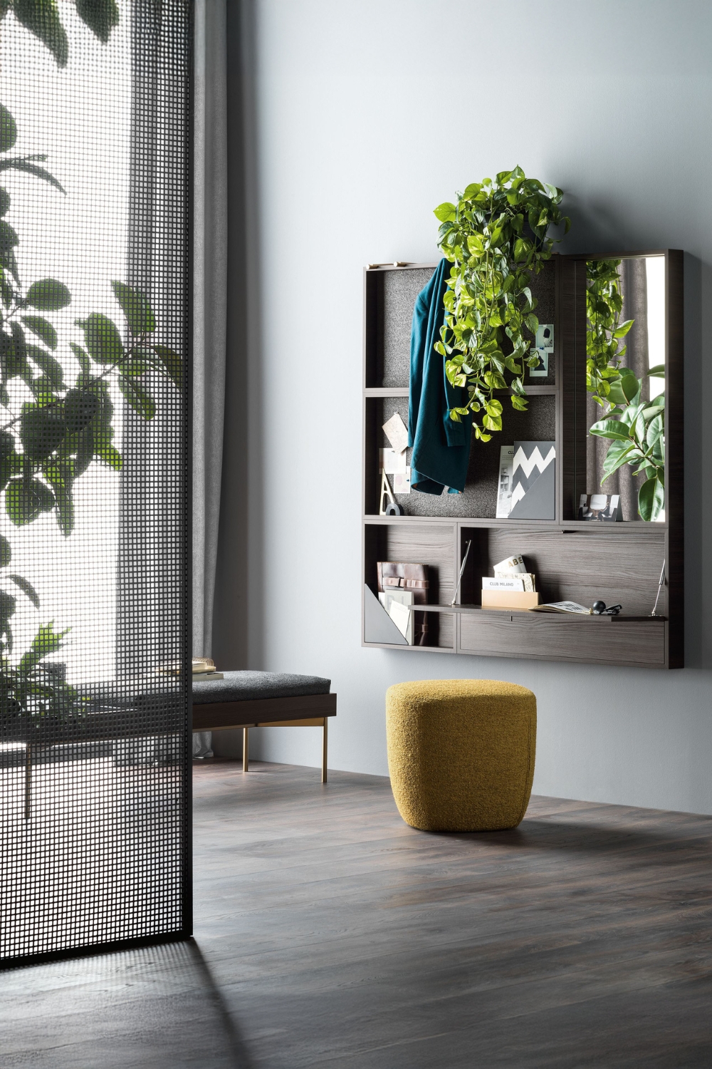 coin de pièce avec banc filigrane, tabouret moderne et étagère murale élégante en bois brun foncé avec miroir