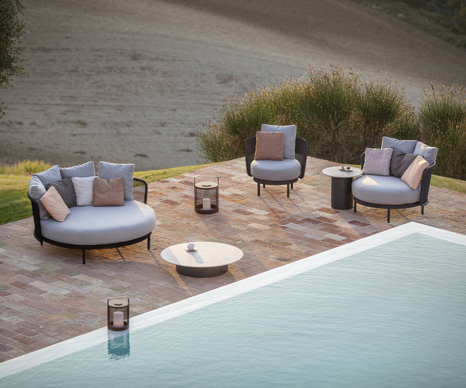 Exclusif Todus Baza Design Lounge et Daybed sur la terrasse de la piscine