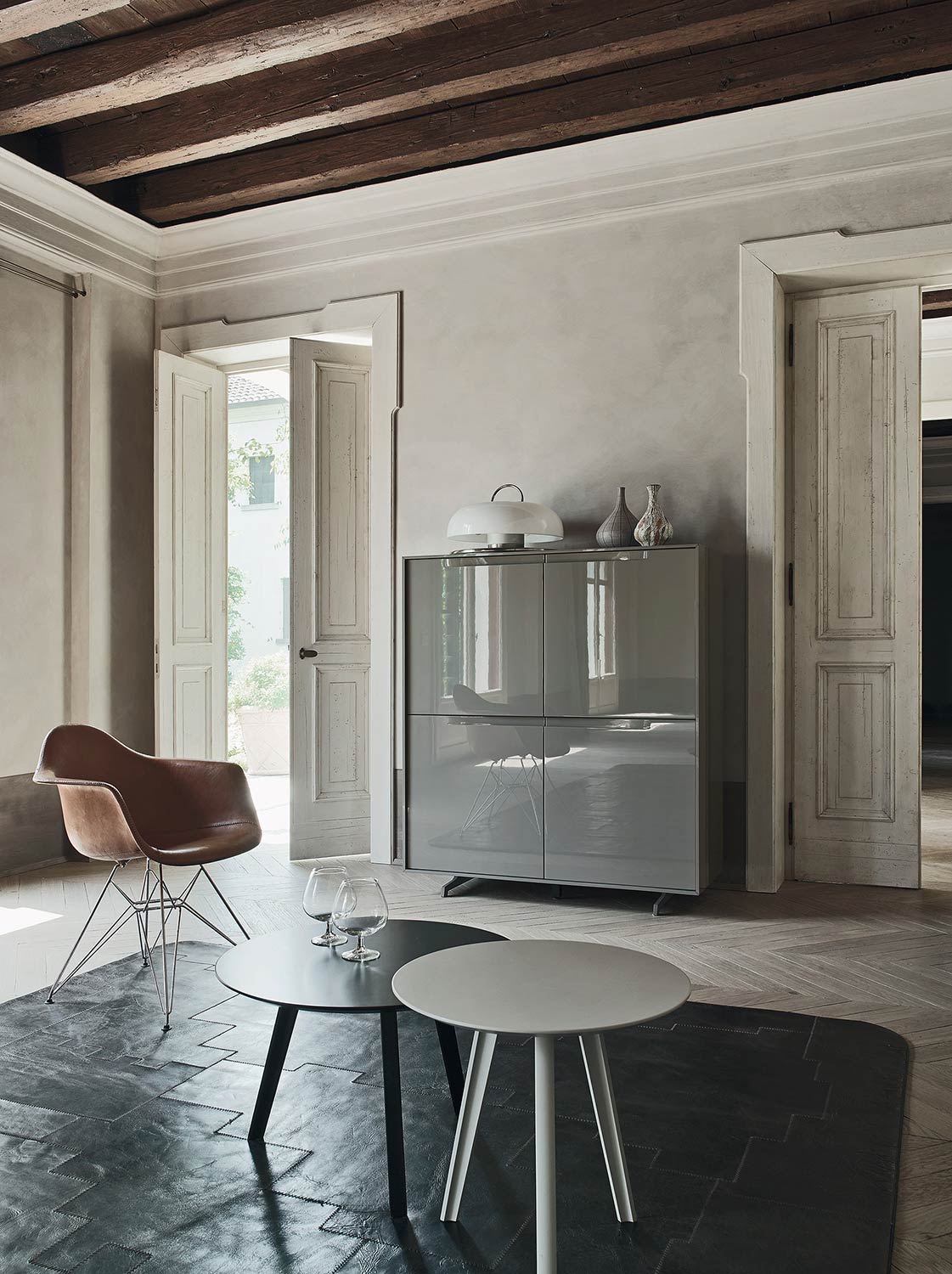 Armoire design gris brillant