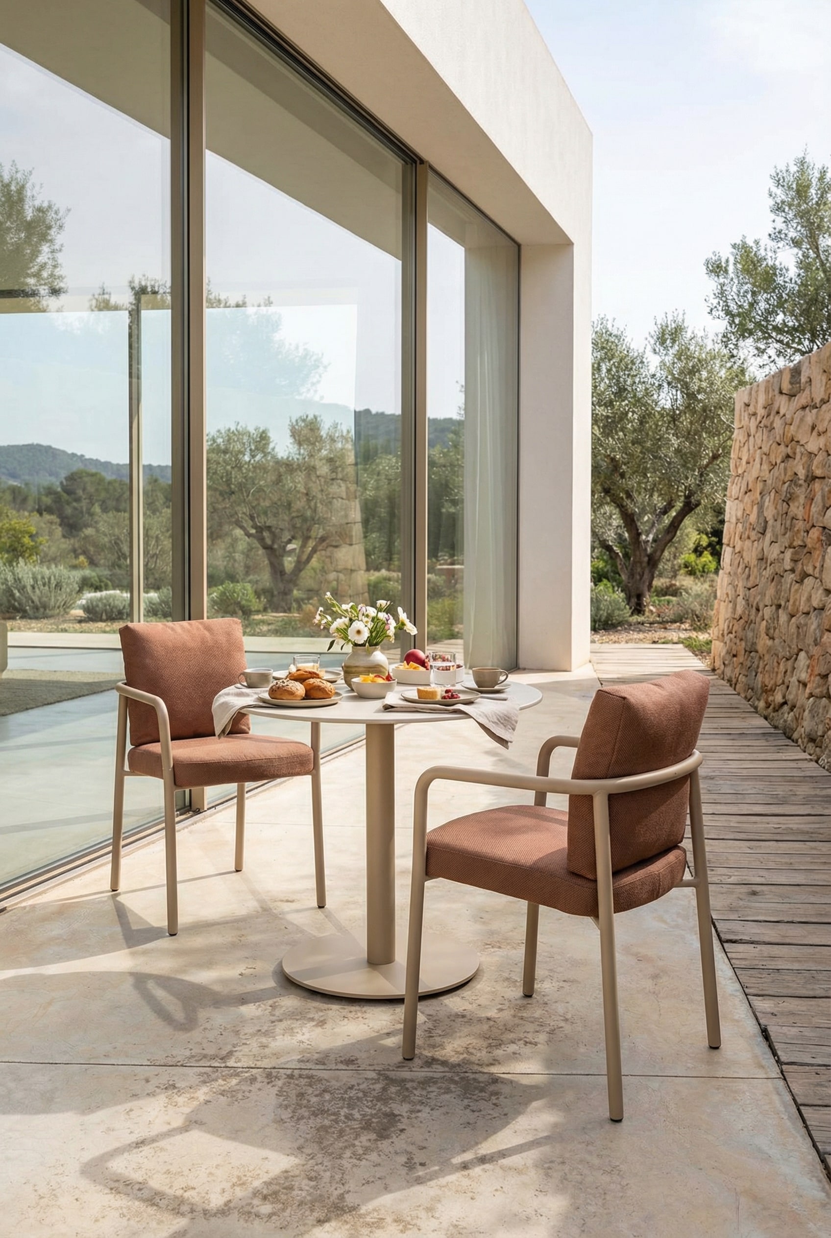 Chaise de jardin ergonomique d'ext&eacute;rieur avec accoudoirs sur une terrasse ensoleill&eacute;e