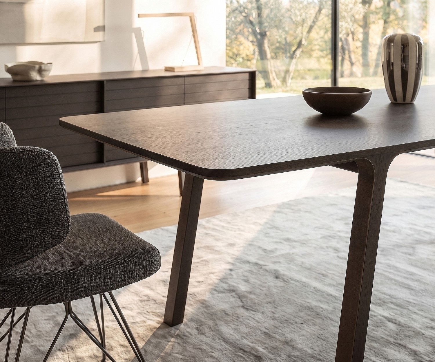 Table de repas design al2 mobius 001 en eucalyptus Table de repas design al2 mobius 001 pour la salle à manger, structure en eucalyptus massif, style minimaliste moderne.