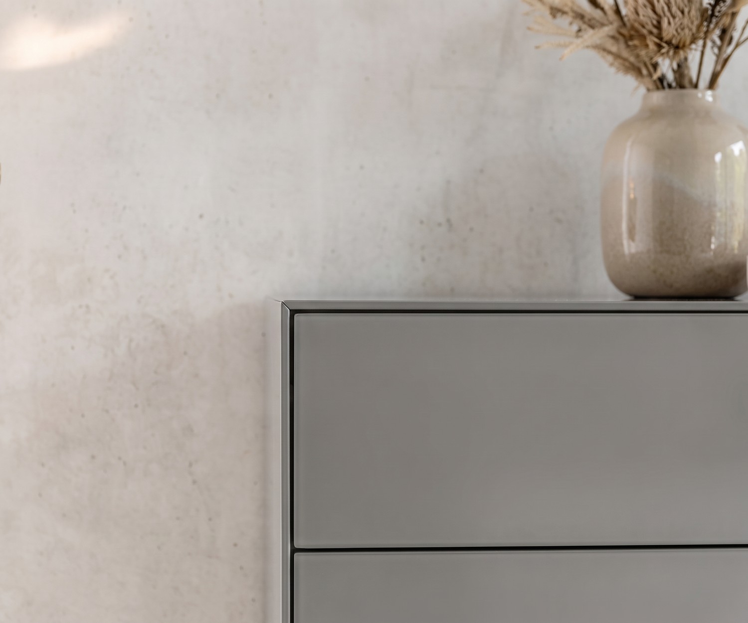Chiffonnier design Livitalia Ecletto pour chambre, commode haute grise minimaliste aux tiroirs sans poignée.