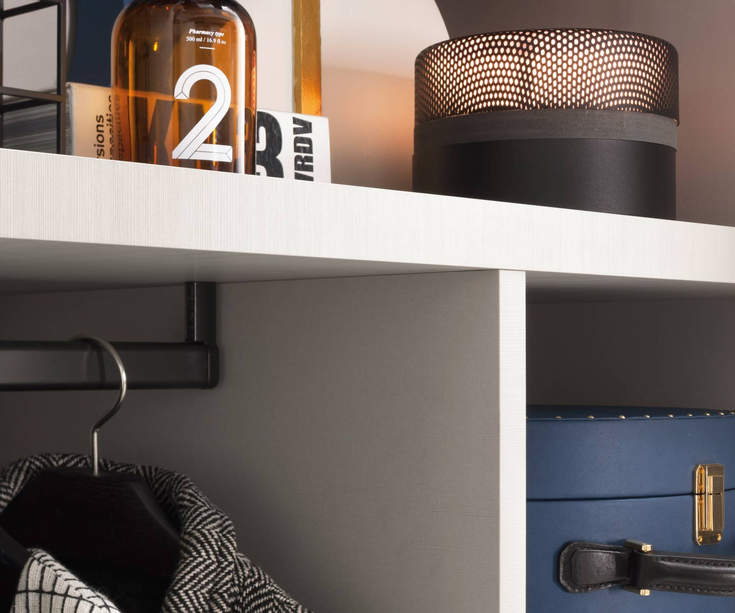 Tablette Armadi de 3,8 cm d'épaisseur de Novamobili comme accessoire pour les penderies Tablette Armadi de 3,8 cm d'épaisseur de Novamobili comme accessoire pour les penderies