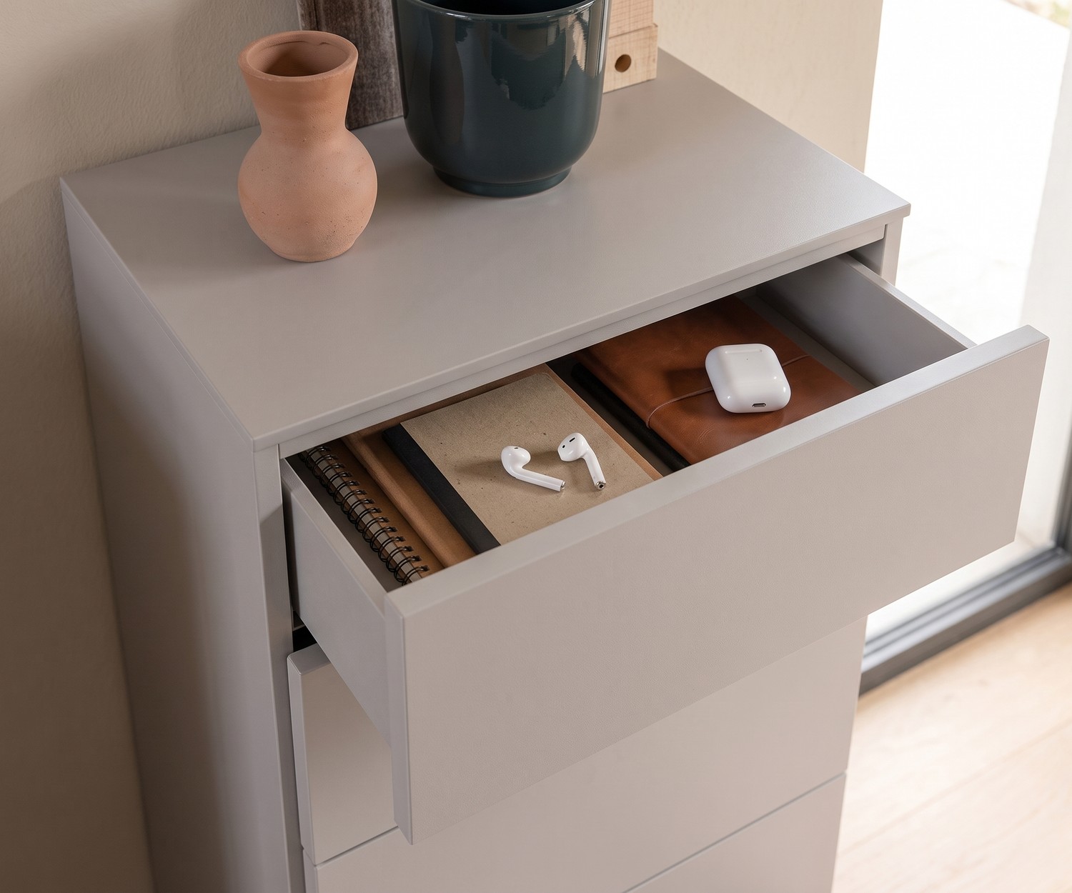 Chiffonnier Novamobili Easy à 6 tiroirs Chiffonnier Easy pour chambre avec tiroir ouvert montrant du rangement, en beige mat, de style moderne et minimaliste.