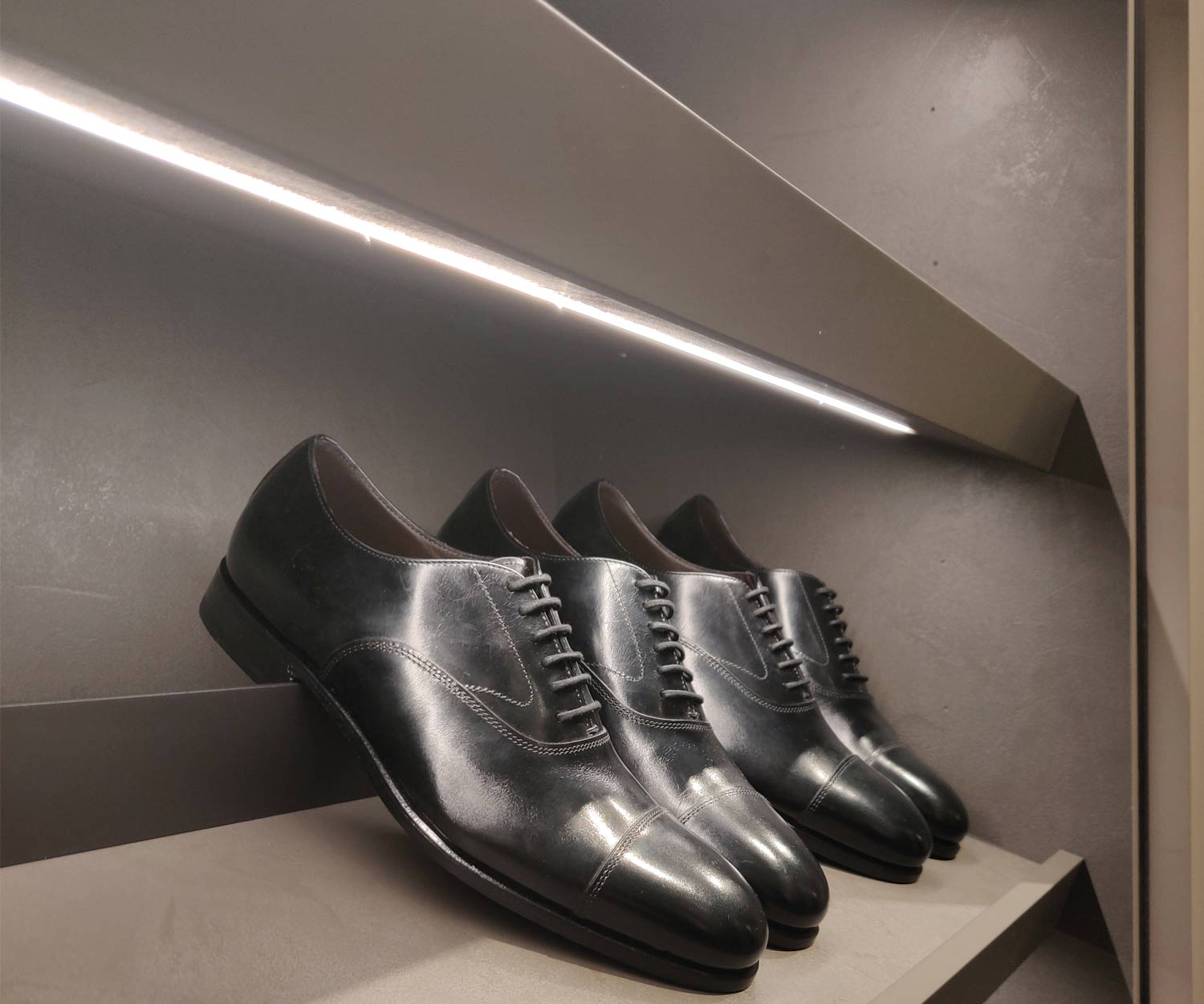 Armoire à chaussures design avec éclairage LED par étagère Armoire à chaussures design avec éclairage LED par étagère