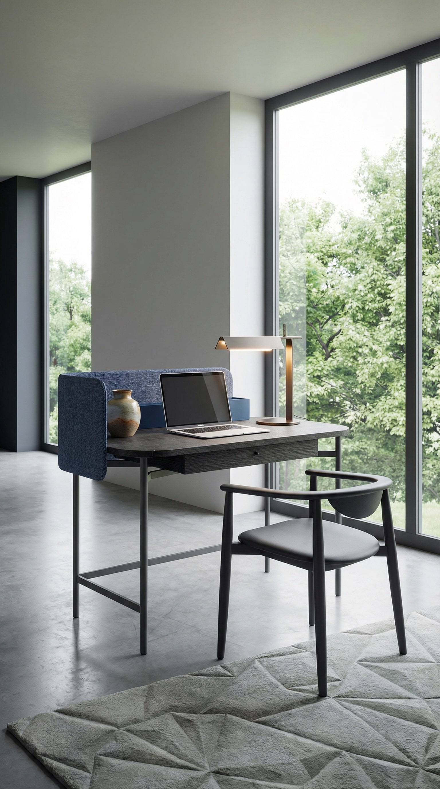 Un bureau Novamobili Ninfea &eacute;l&eacute;gant et compact avec un panneau arri&egrave;re en tissu dans un salon lumineux.
