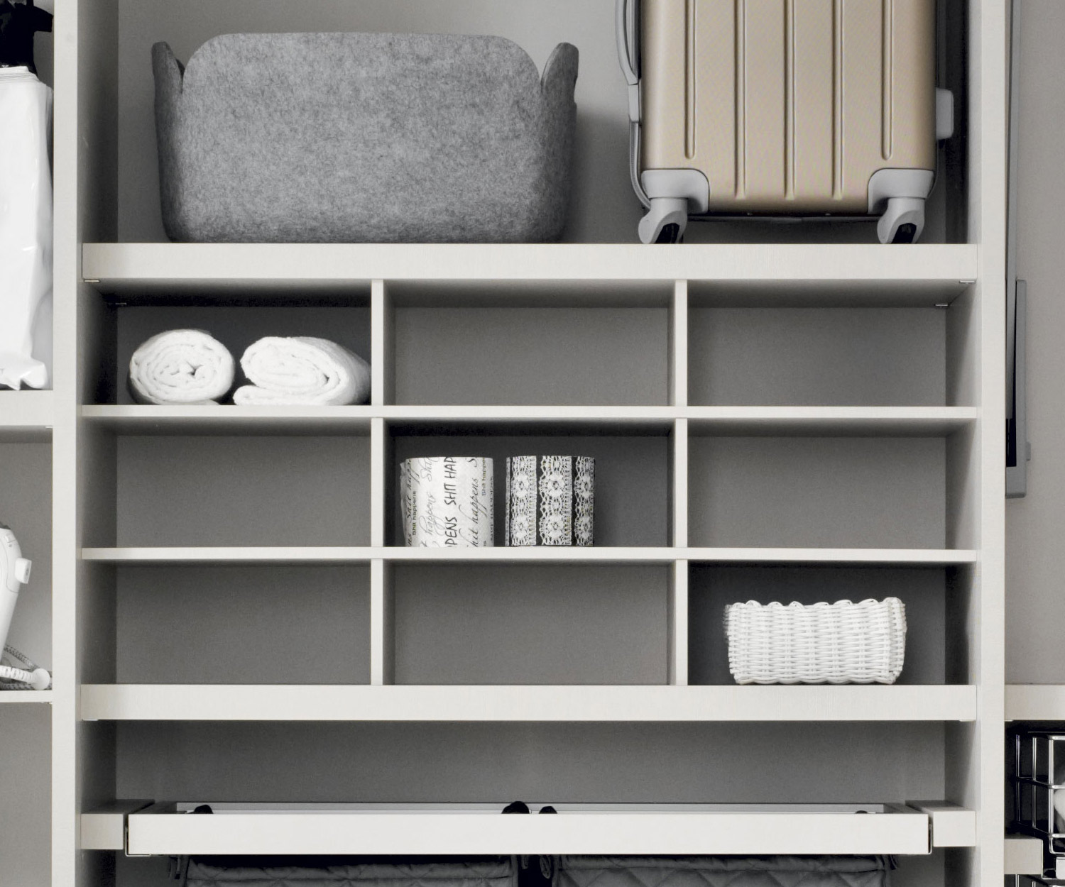 Elément de séparation en croix de Novamobili comme accessoire pour penderie Elément de séparation en croix de Novamobili comme accessoire pour penderie