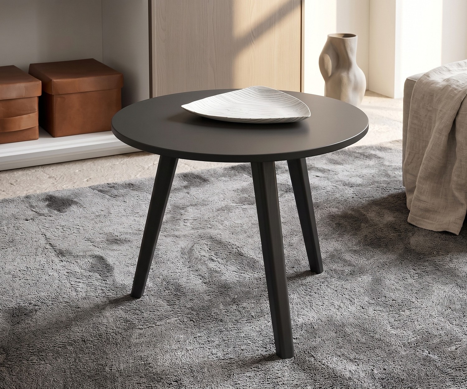 Table d'appoint en bois Novamobili Trio Table d'appoint de salon Trio par Novamobili. Tables gigognes rondes en bois blanc au style minimaliste et épuré.