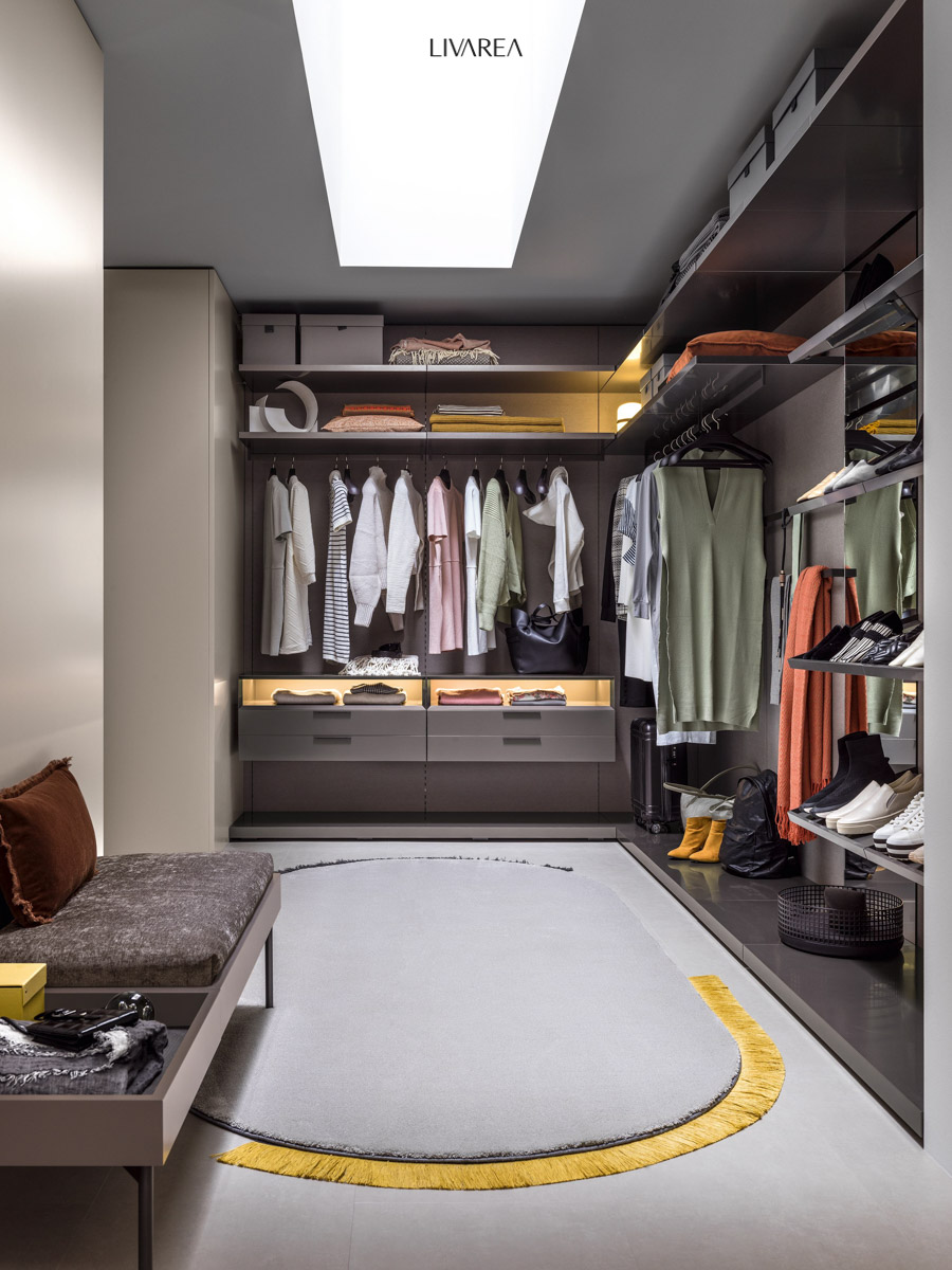 Idée de dressing ouvert dans un coin avec tiroirs doubles et compartiment ouvert avec led en gris clair mat Idée de dressing ouvert dans un coin avec tiroirs doubles et compartiment ouvert avec led en gris clair mat