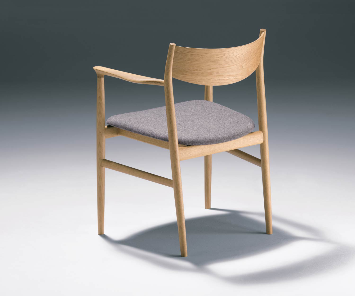 Conde House Kamuy Design chaise à accoudoirs en chêne massif dos Conde House Kamuy Design chaise à accoudoirs en chêne massif dos