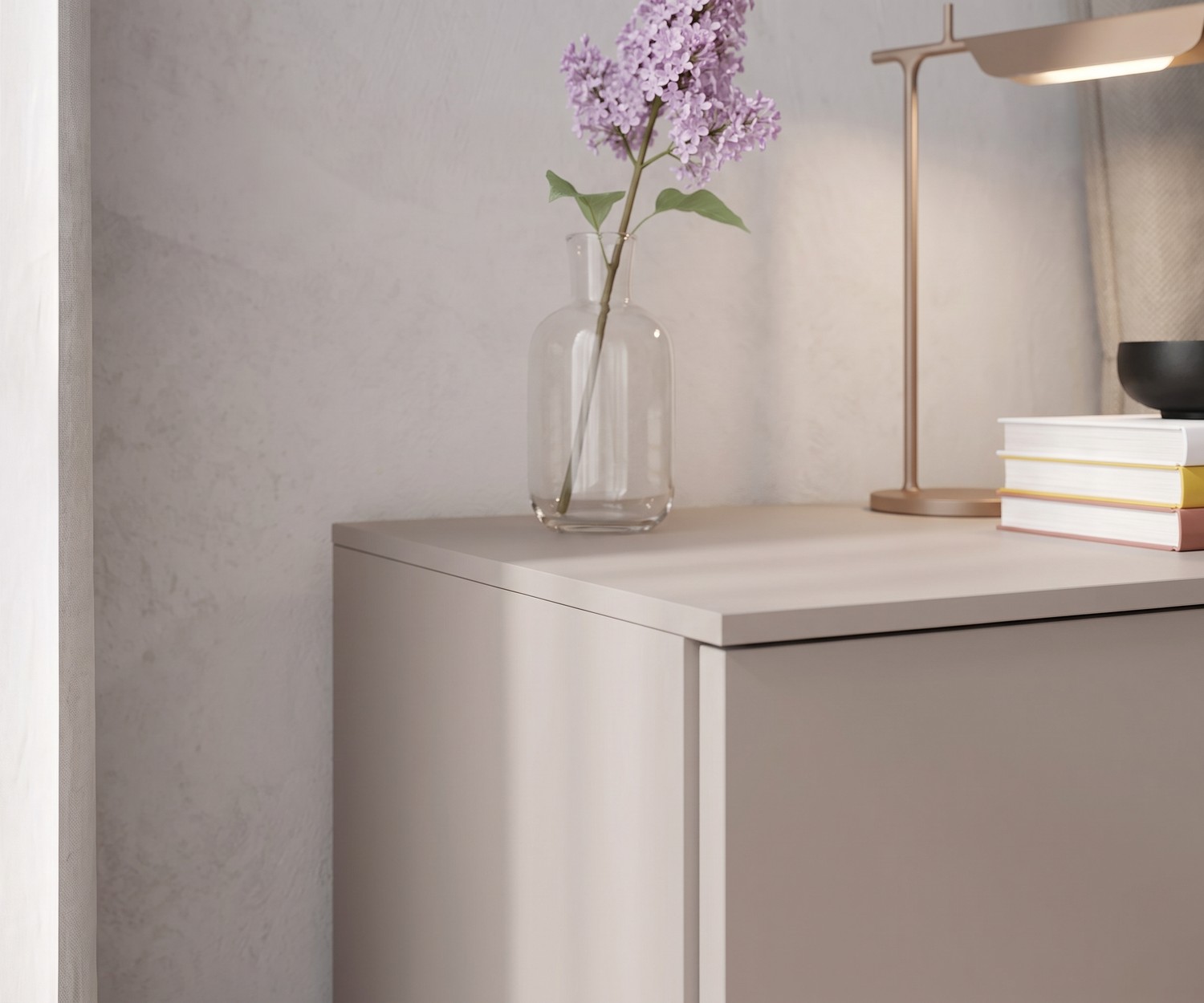 Table de chevet Livitalia Atena en beige Table de chevet Atena de Livitalia en beige mat pour la chambre, décorée avec un vase de fleurs et une lampe de table.