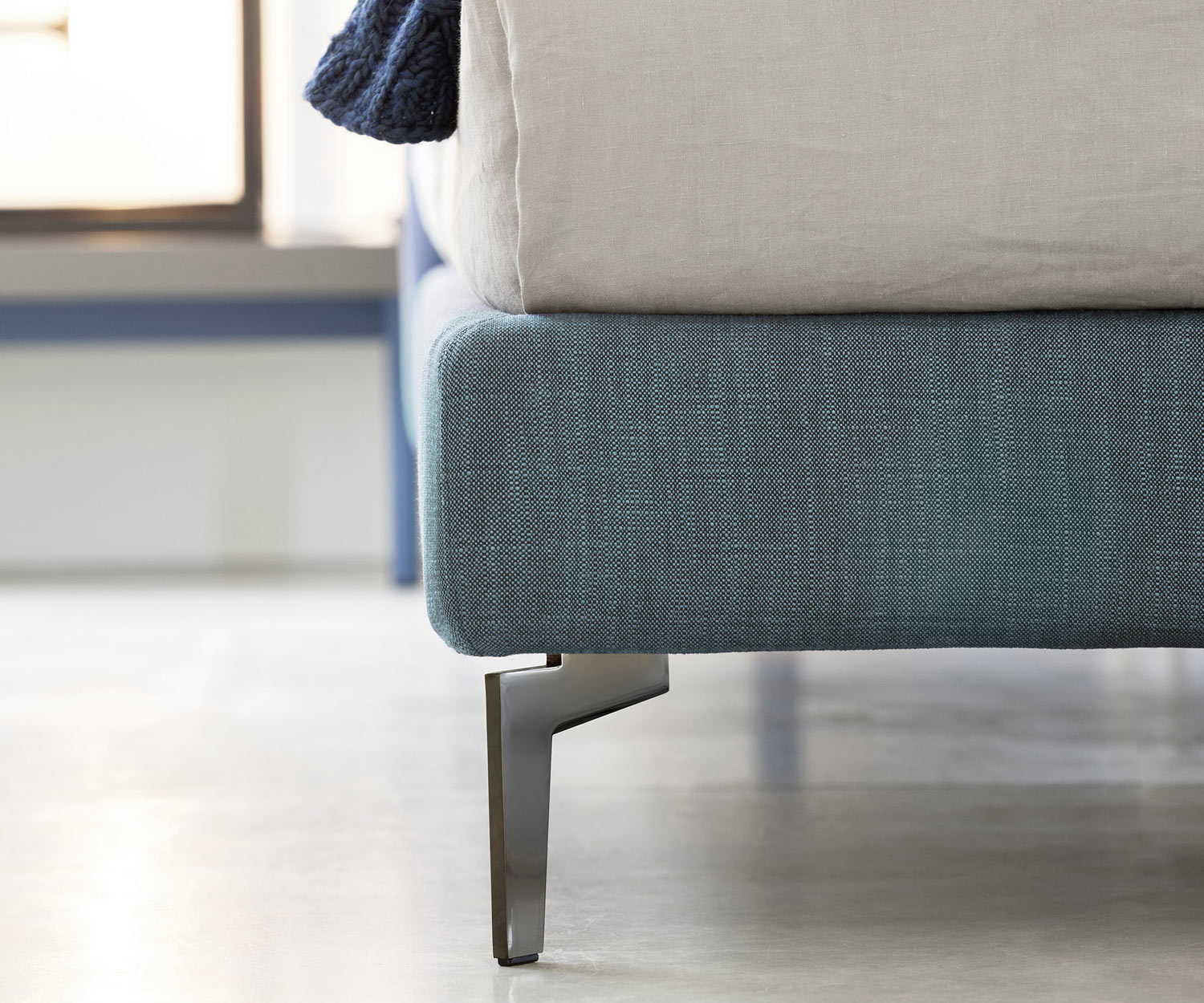 Détail du pied étroit du Novamobili Designer Polsterbett Margot Détail du pied étroit du Novamobili Designer Polsterbett Margot