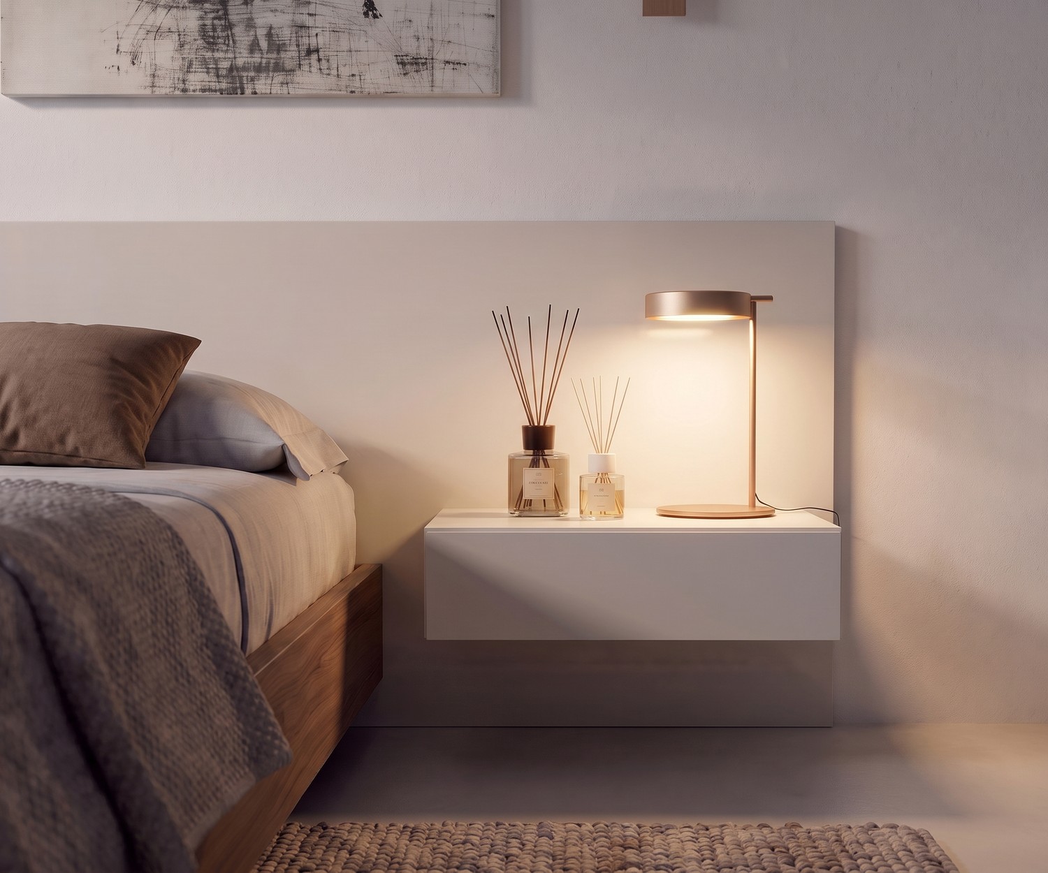 Table de chevet suspendue Easy 1 de Novamobili en blanc Table de chevet suspendue Easy de Novamobili avec un tiroir blanc, décorée d'une lampe moderne dans une chambre épurée.