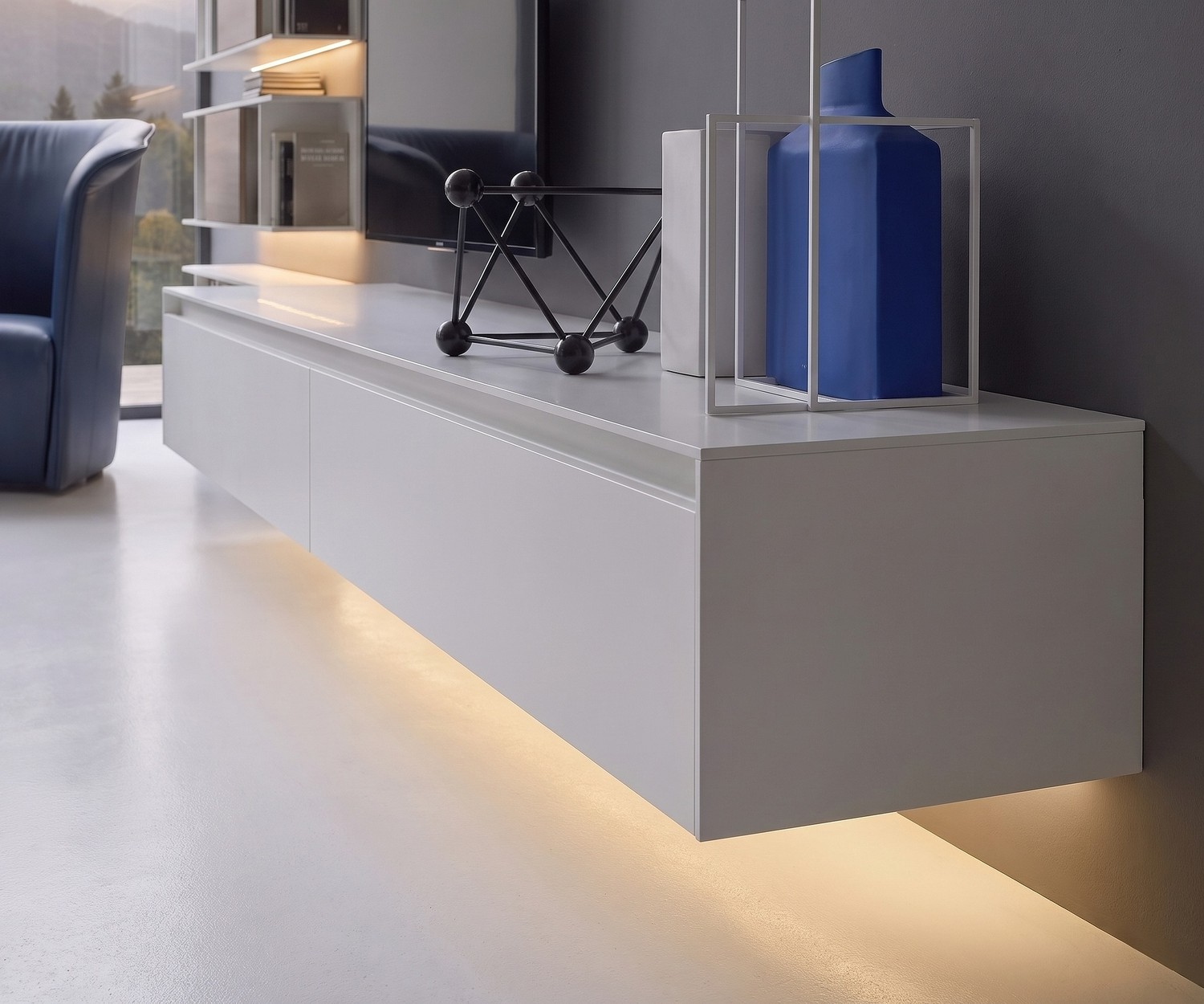 Meuble TV suspendu Novamobili Reverse Meuble TV suspendu Novamobili Reverse blanc avec éclairage LED pour un salon au style moderne