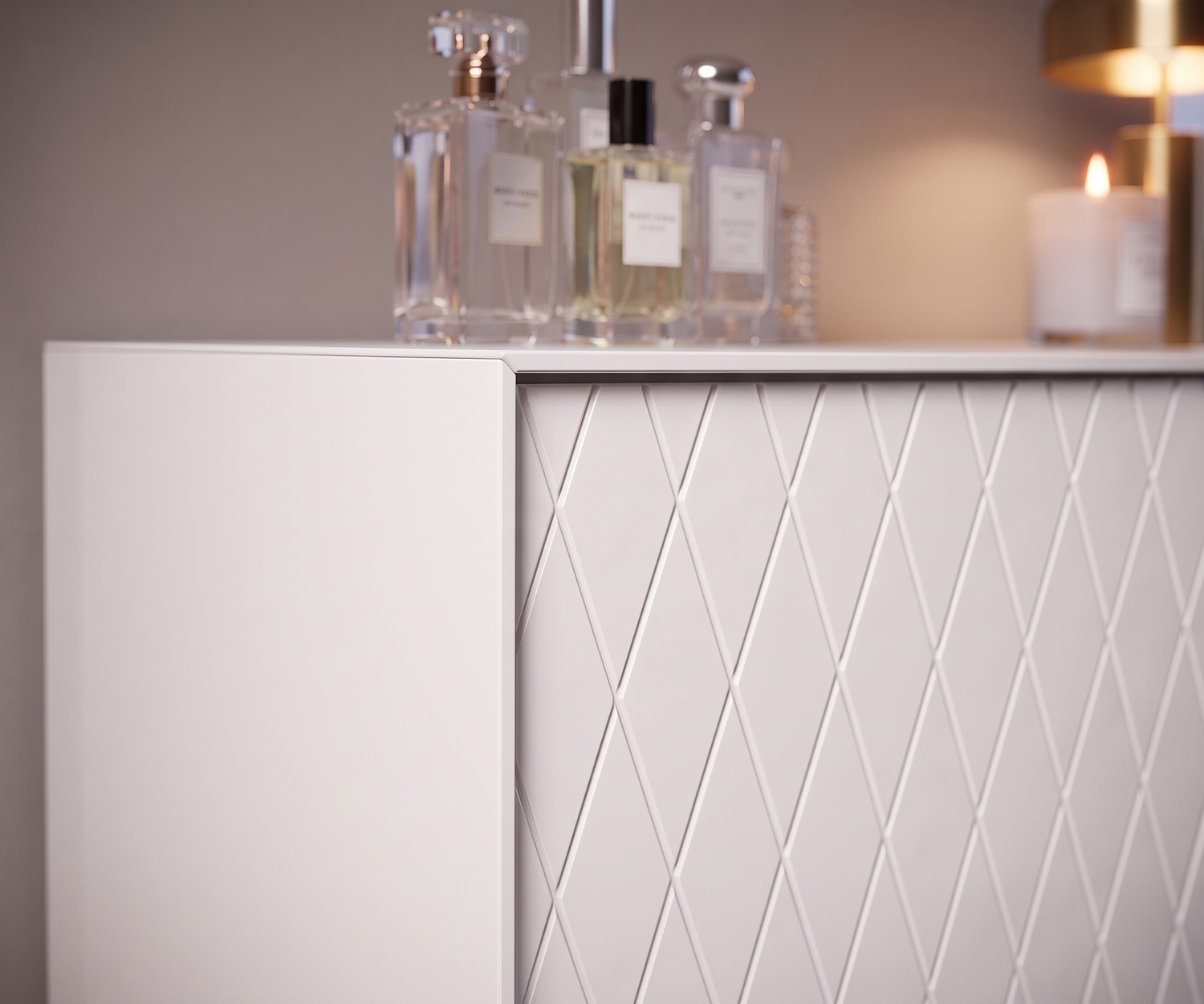 Buffet haut design al2 e-klipse 009 blanc Buffet haut al2 e-klipse 009 pour chambre, meuble de rangement blanc mat avec portes à motif de losanges.