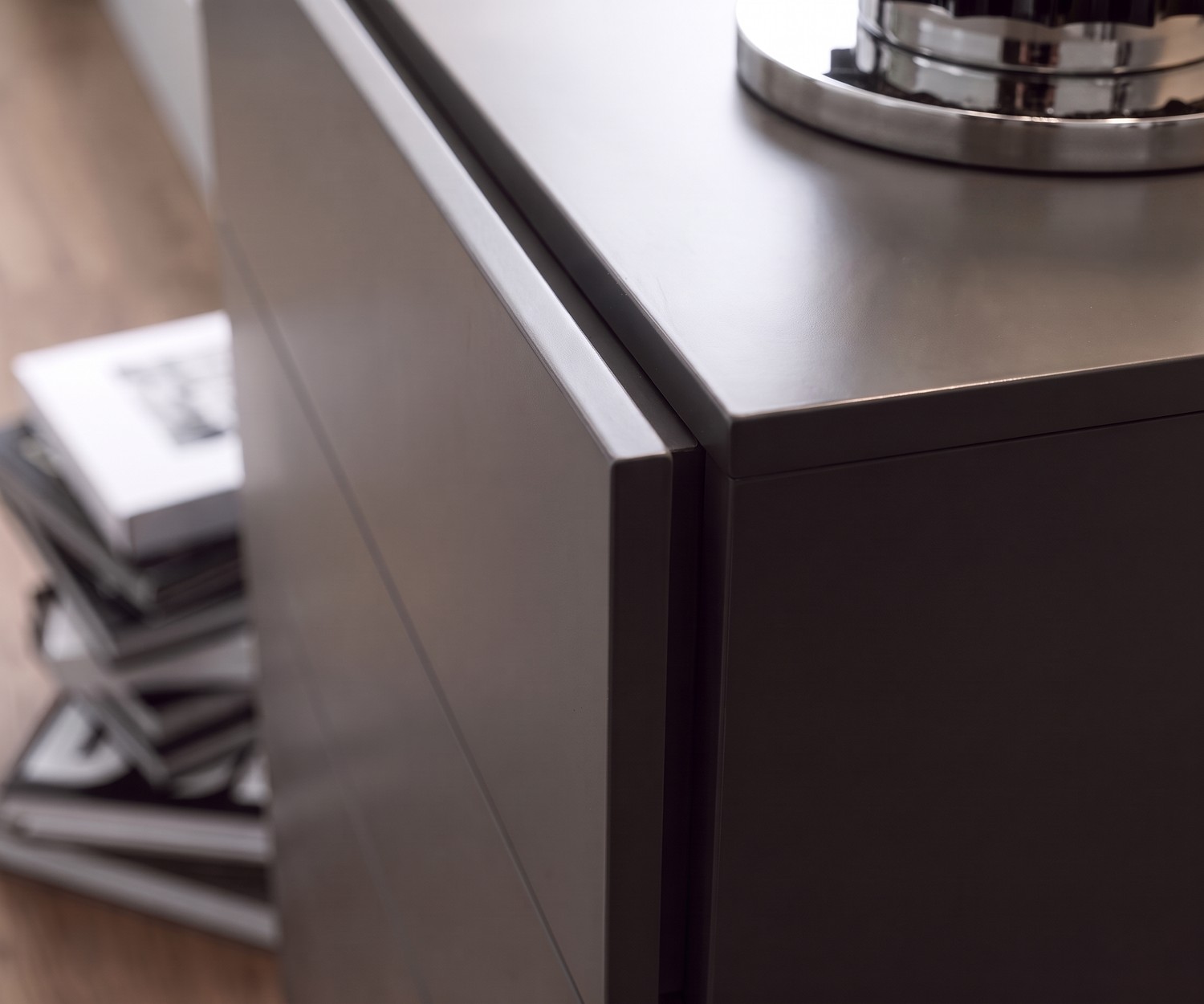 Chiffonnier Easy de Novamobili pour la chambre, détail du tiroir sans poignée gris foncé mat avec prise en main profilée.