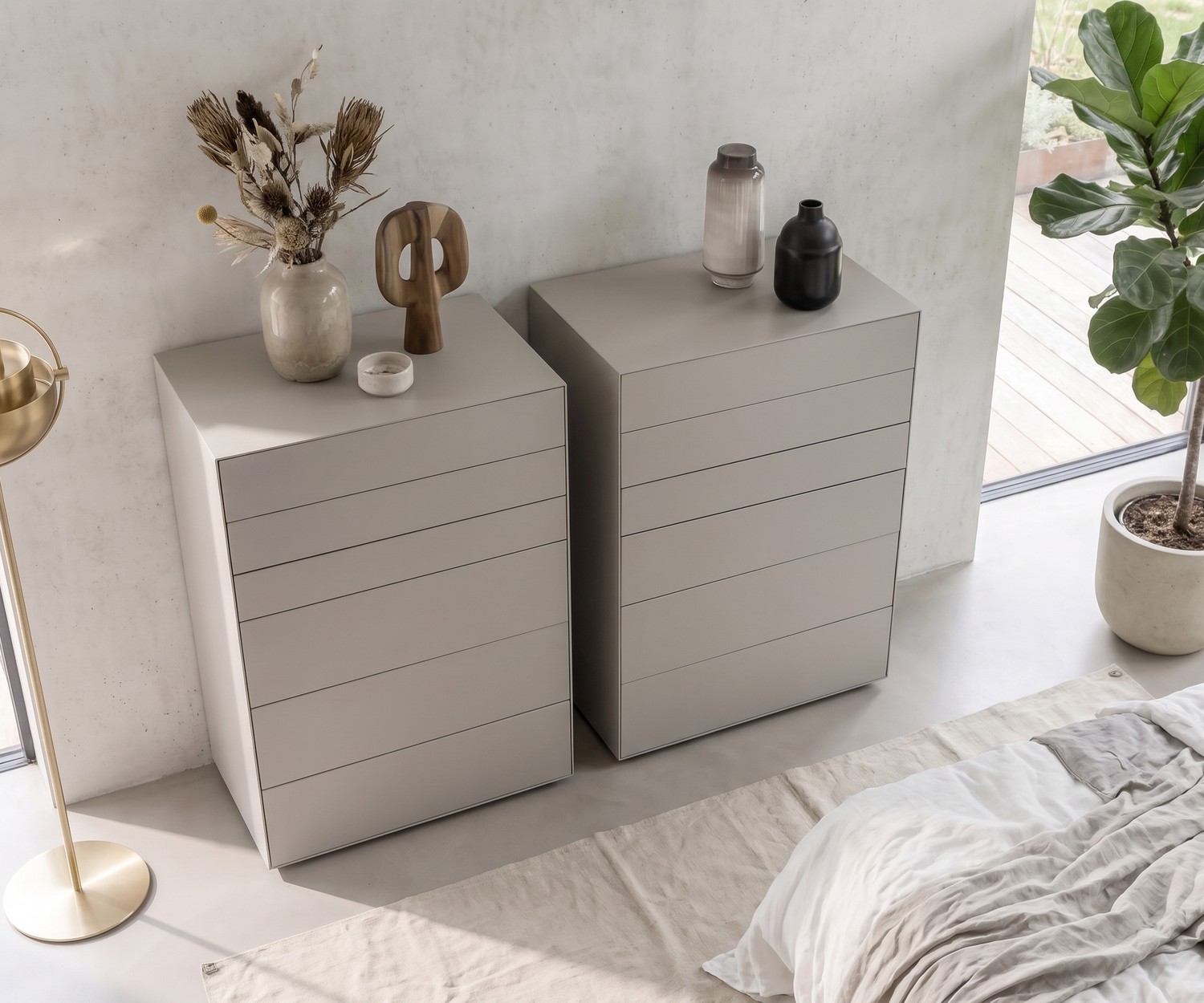 Chiffonnier minimaliste Livitalia Ecletto Chiffonnier Livitalia Ecletto pour chambre à coucher, design minimaliste gris clair mat avec tiroirs sans poignées.
