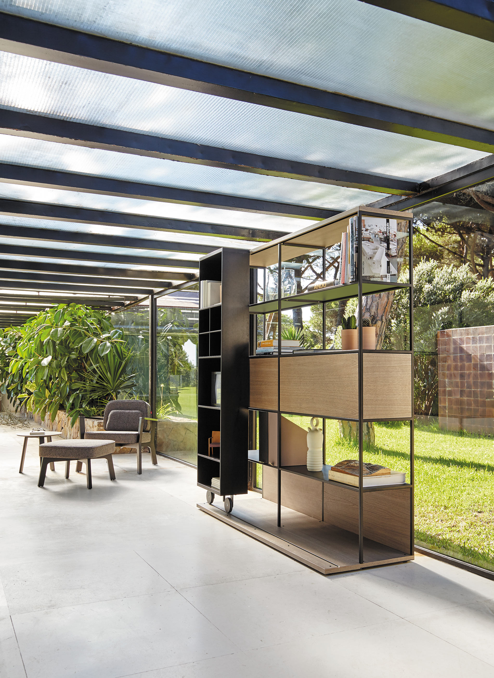 Étagère design Punt Literatura Open dans le jardin d'hiver