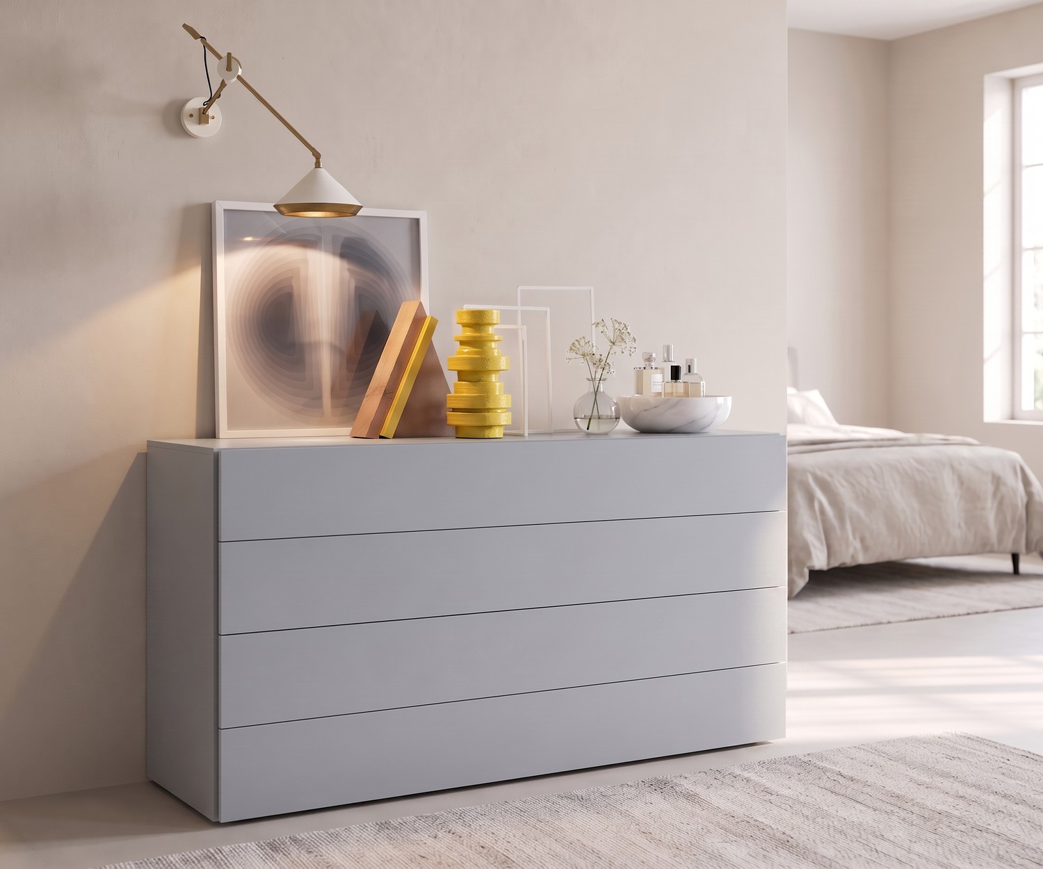 Commode 4 tiroirs Novamobili Easy Commode 4 tiroirs Easy de Novamobili dans une chambre: meuble de rangement gris clair sans poignées au style épuré.