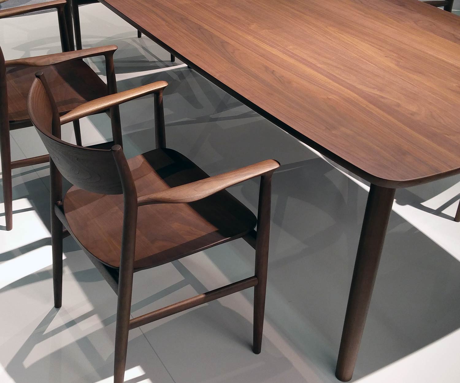 Conde House Kamuy Design Table & chaise avec piètement en noyer massif Conde House Kamuy Design Table & chaise avec piètement en noyer massif