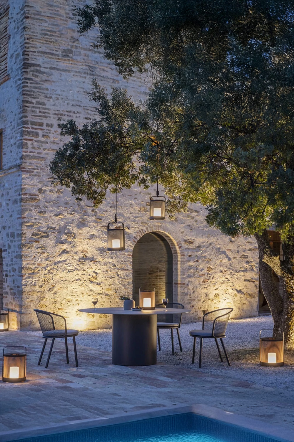 terrasse-éclairée-avec-goût-avec-table-moderne-en-acier-inoxydable-et-céramique-et-chaises-de-jardin-en-acier-inoxydable