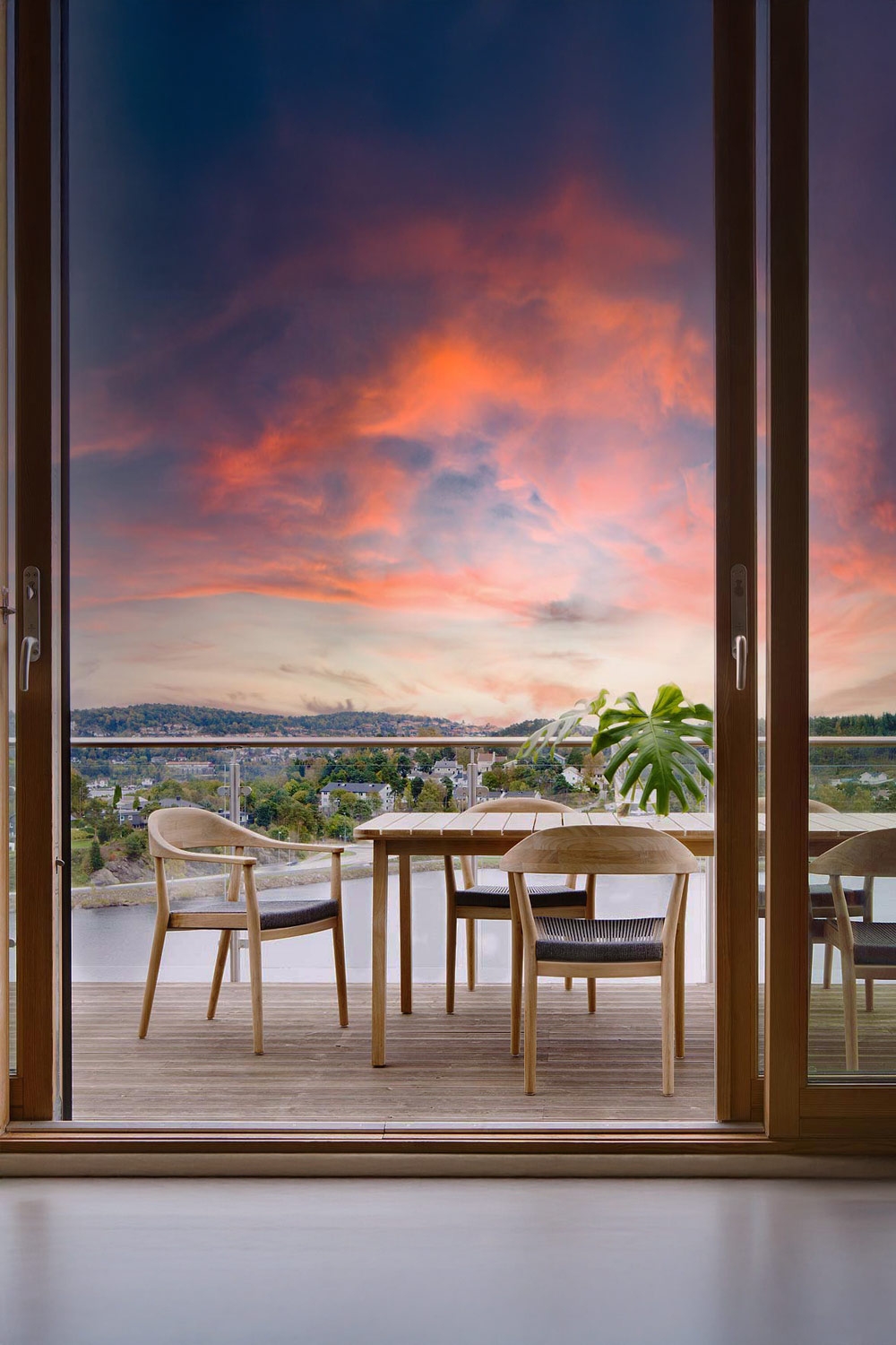 grand-balcon-avec-meubles-de-jardin-en-teck-de-haute-qualit&eacute;