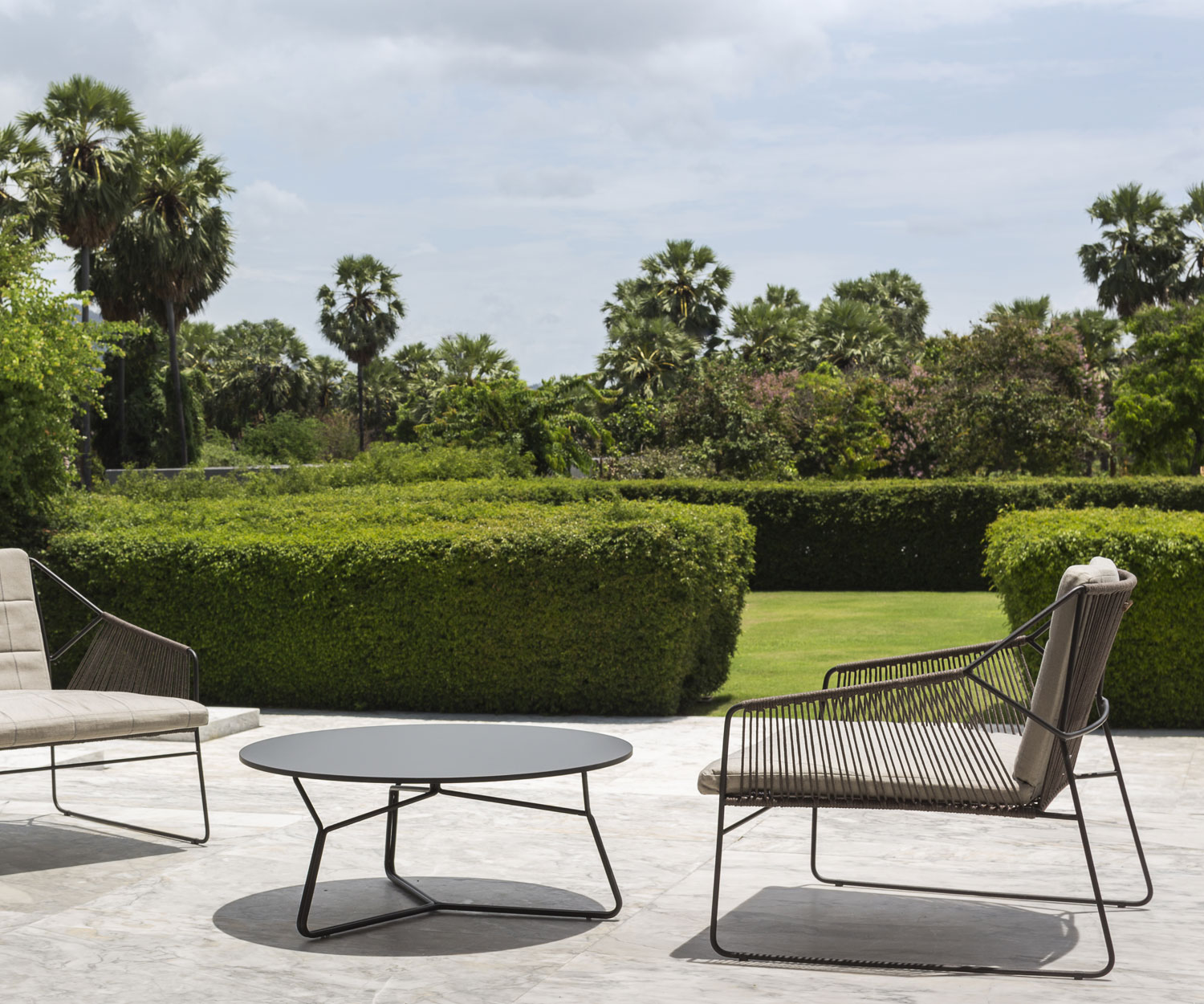 Table de jardin moderne Oasiq Acier inoxydable design de la série Serac Table de jardin moderne Oasiq Acier inoxydable design de la série Serac
