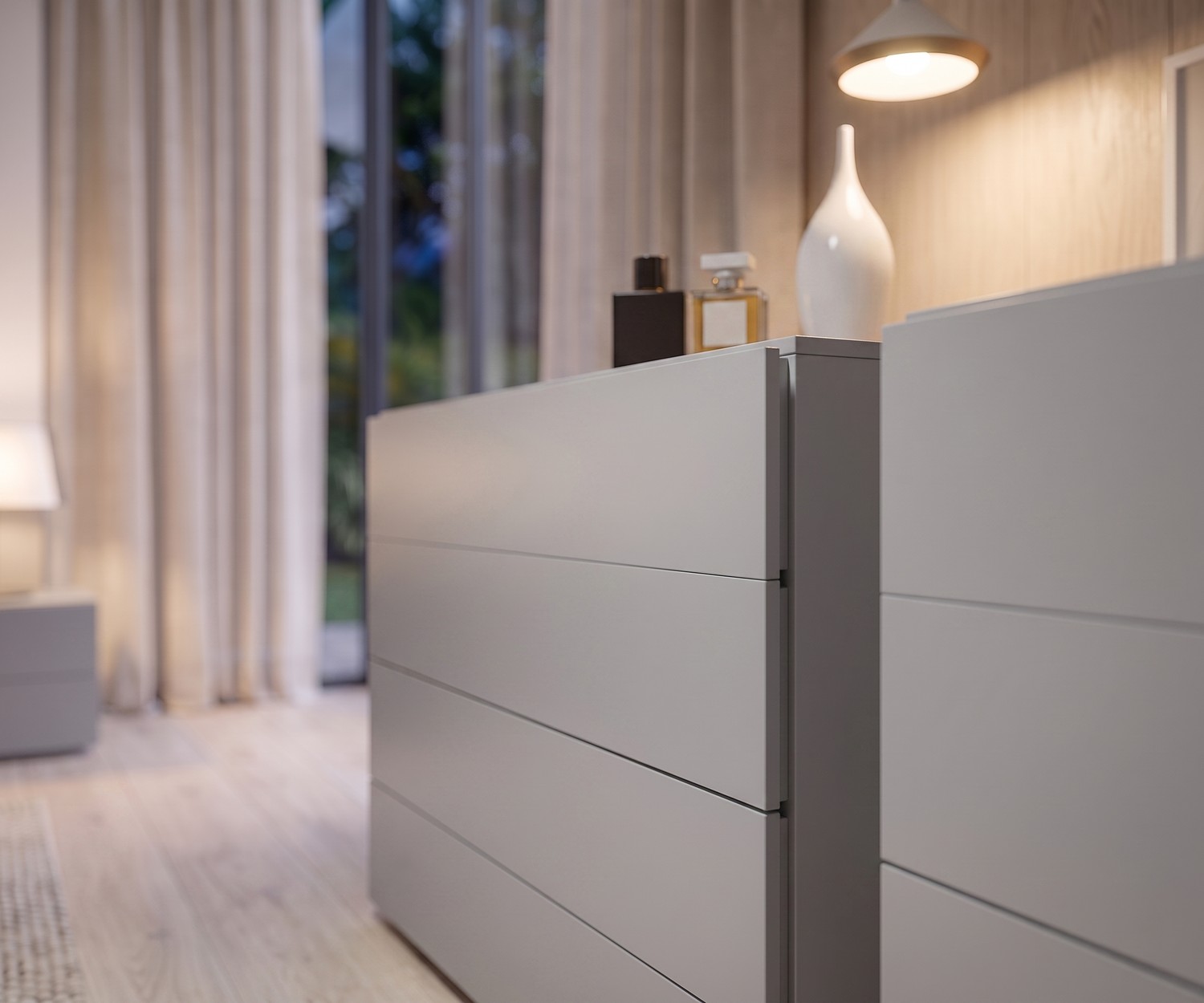 Commode 4 tiroirs Easy de Novamobili dans une chambre: meuble de rangement gris clair sans poignées au style épuré.