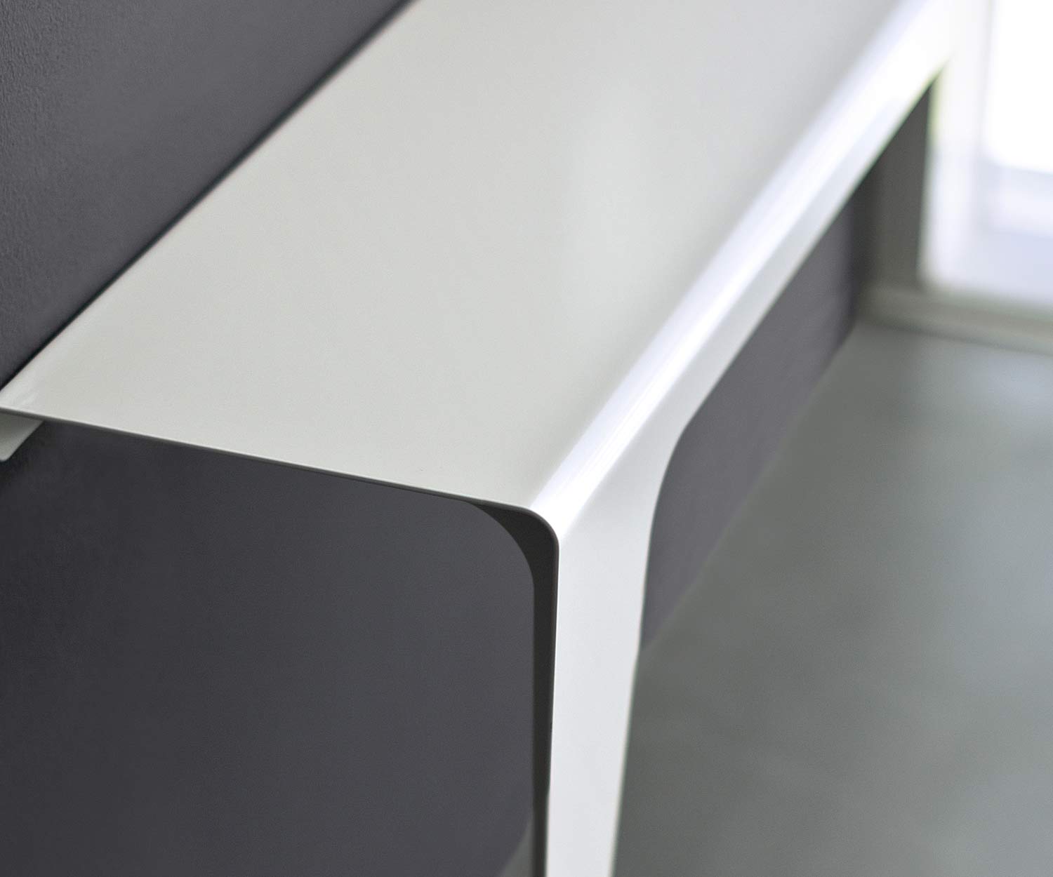 Console étroite de haute qualité MEME Design pour le couloir à fixer au mur Console étroite de haute qualité MEME Design pour le couloir à fixer au mur