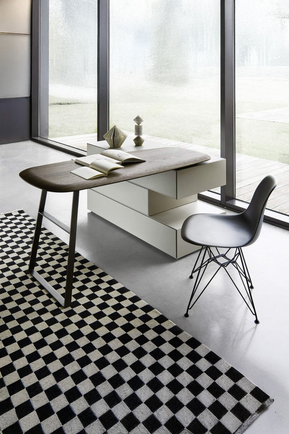 espace-de-travail-moderne-avec-commode-design-&eacute;l&eacute;gante-et-table-pivotante-&agrave;-c&ocirc;t&eacute;-d-un-tapis-&agrave;-motif-damier