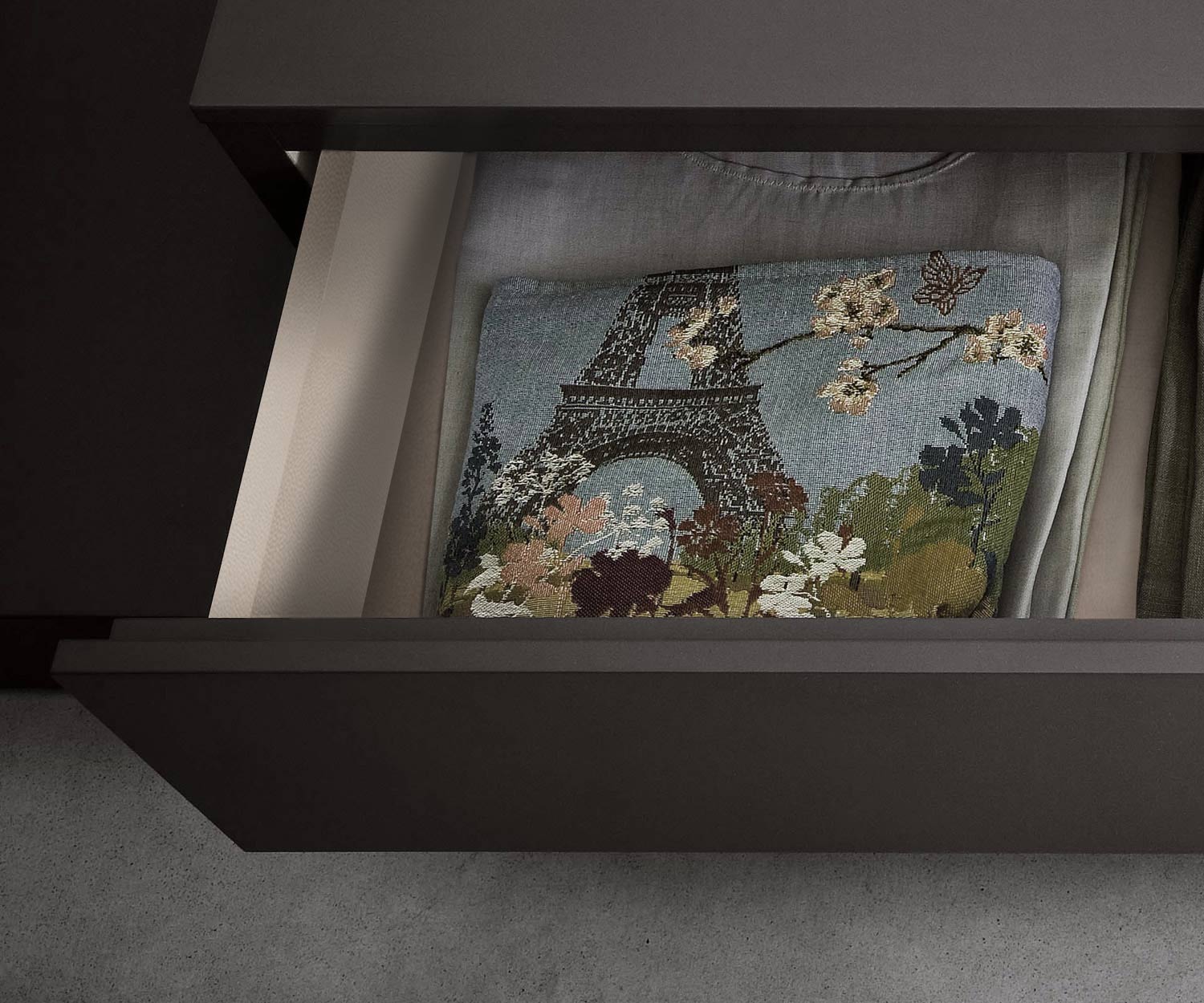 Novamobili Table de nuit design Easy tiroir ouvert en détail Novamobili Table de nuit design Easy tiroir ouvert en détail