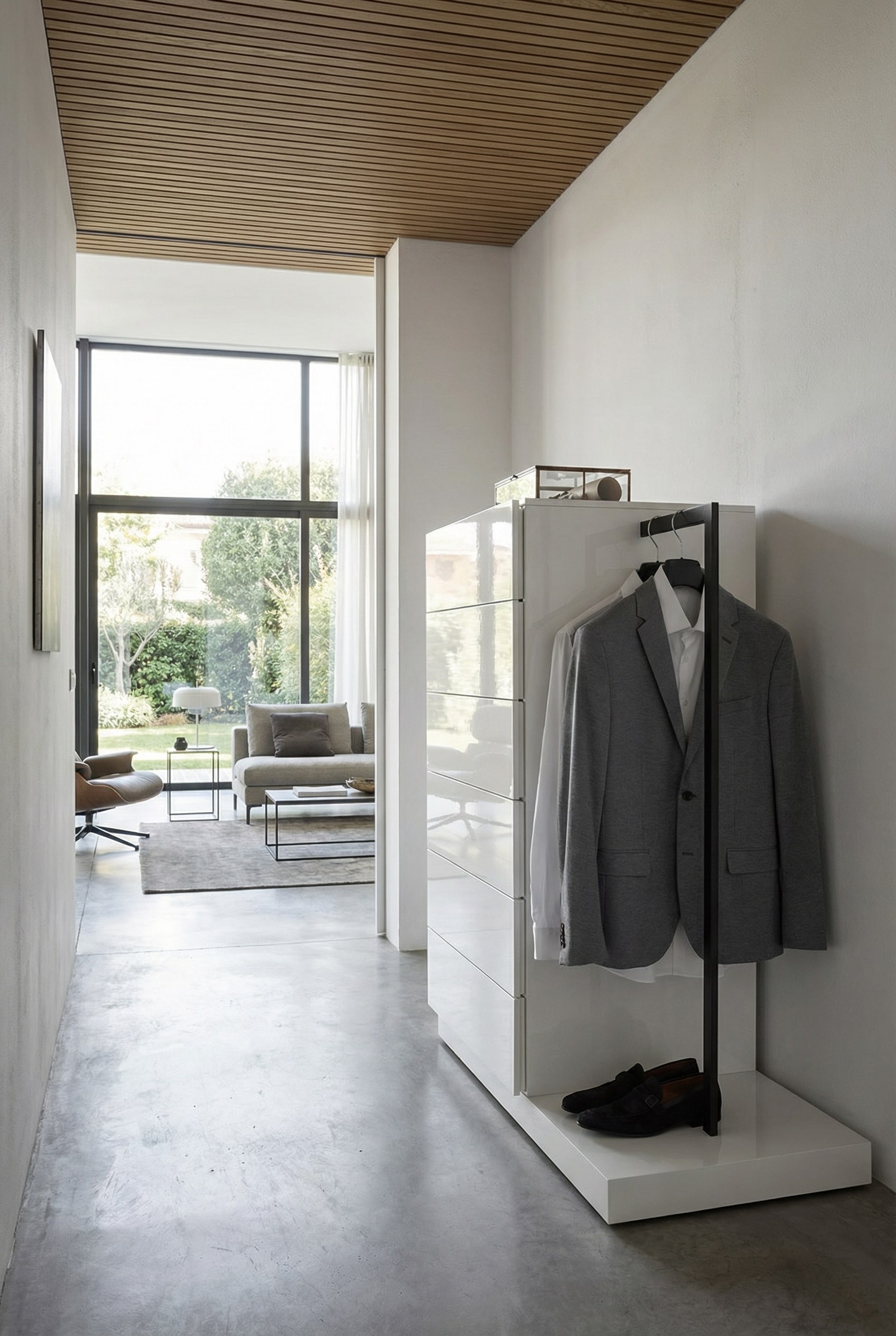 Commode haute multifonctionnelle avec penderie int&eacute;gr&eacute;e dans une entr&eacute;e &eacute;l&eacute;gante.