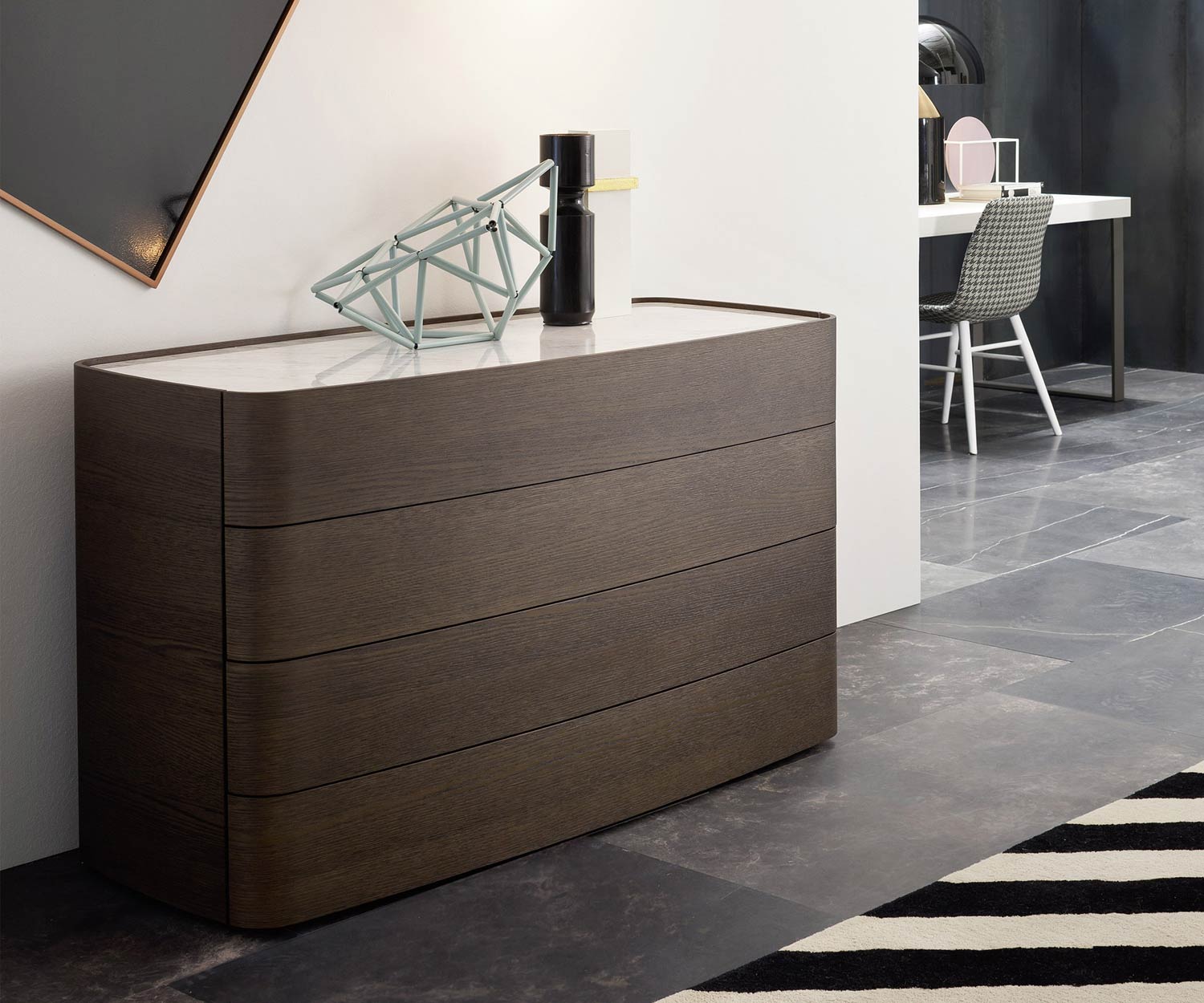 Moderne Novamobili Commode design Norman 4 tiroirs chêne foncé terre Moderne Novamobili Commode design Norman 4 tiroirs chêne foncé terre