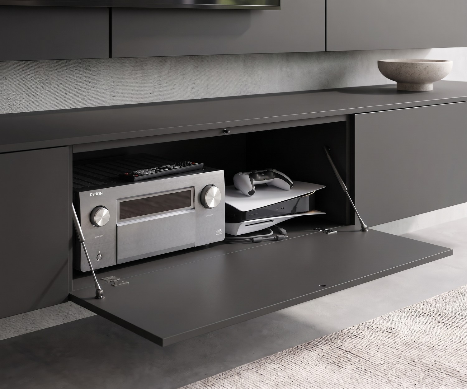 Meuble TV suspendu Livitalia C102 avec abattant Meuble TV suspendu Livitalia C102 gris anthracite avec abattant ouvert pour appareils multimédias et console de jeu.